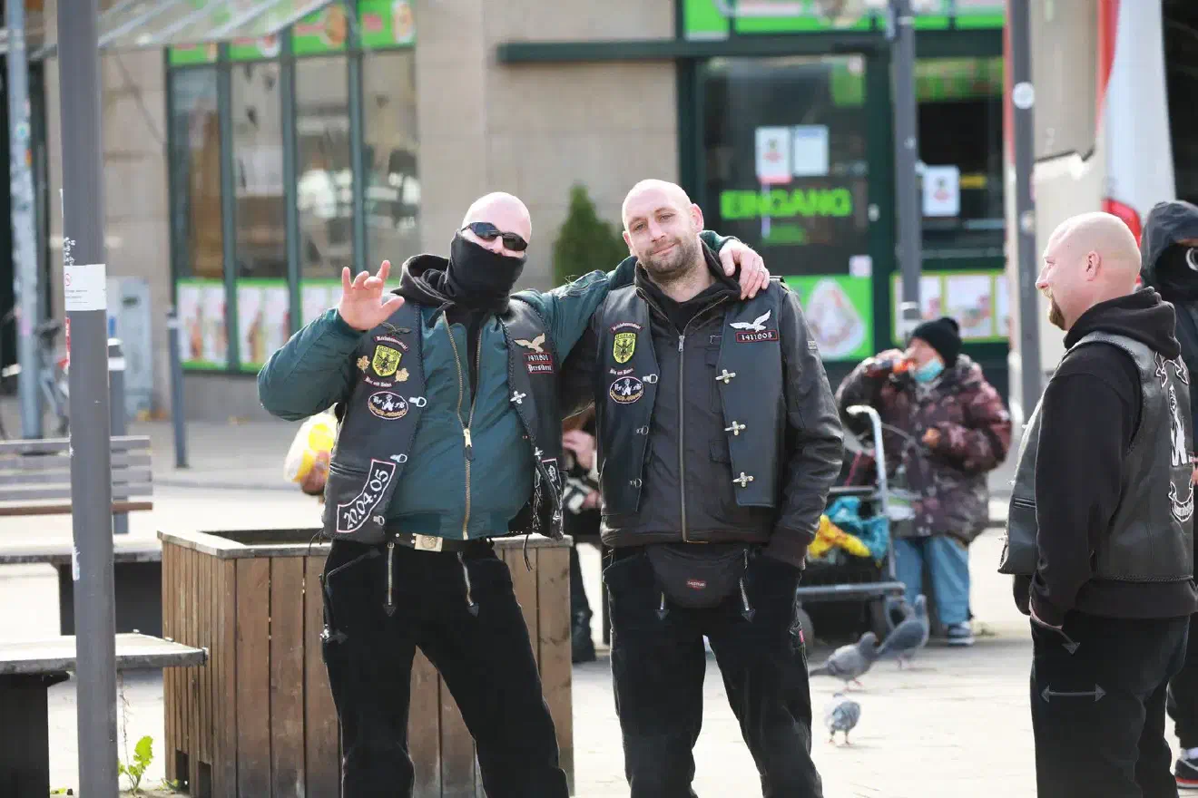 Carsten Dicty und Simon Basista (hier links im Bild) waren bereits vor Beginn der Veranstaltung federführend an einem Angriff auf einen Journalisten beteiligt.