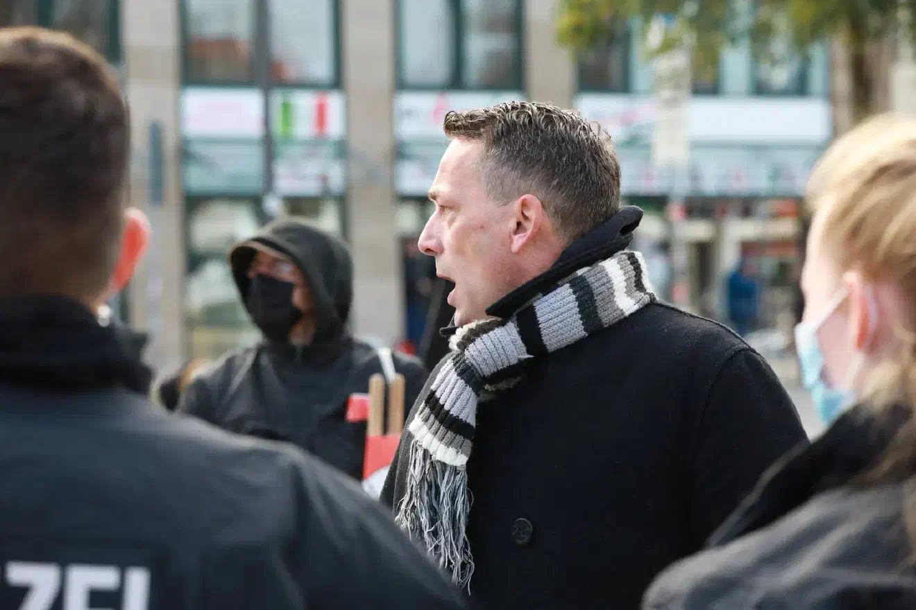 Im späteren Verlauf der Veranstaltung attackierte Carsten Dicty Polizeibeamt*innen, nachdem diese einen Angriff auf einen weiteren Journalisten unterbunden hatten.