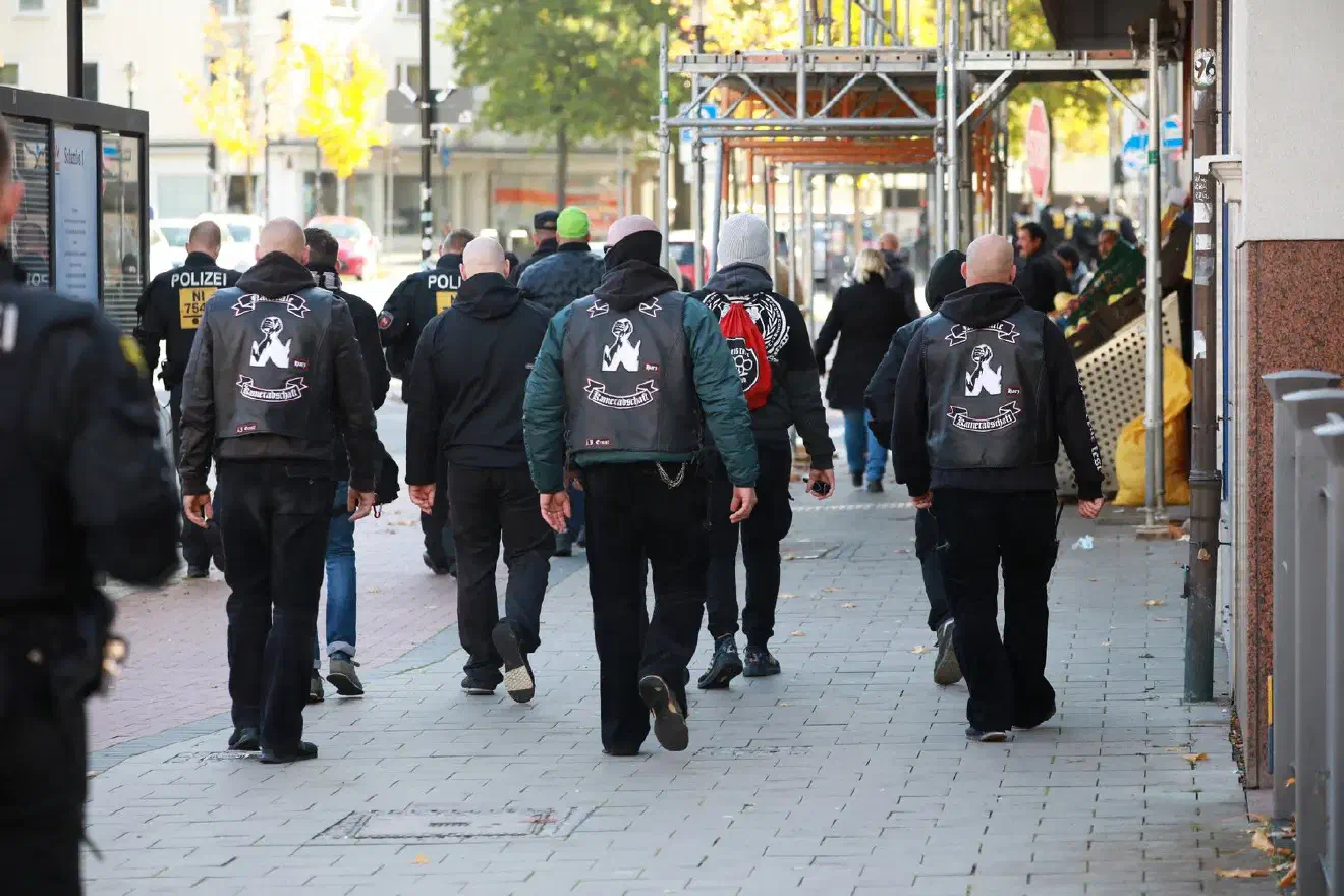 Gegen 13:00 Uhr bewegte sich dann die Versammlung der Neonazis zum nahe gelegenen Hindenburgplatz.