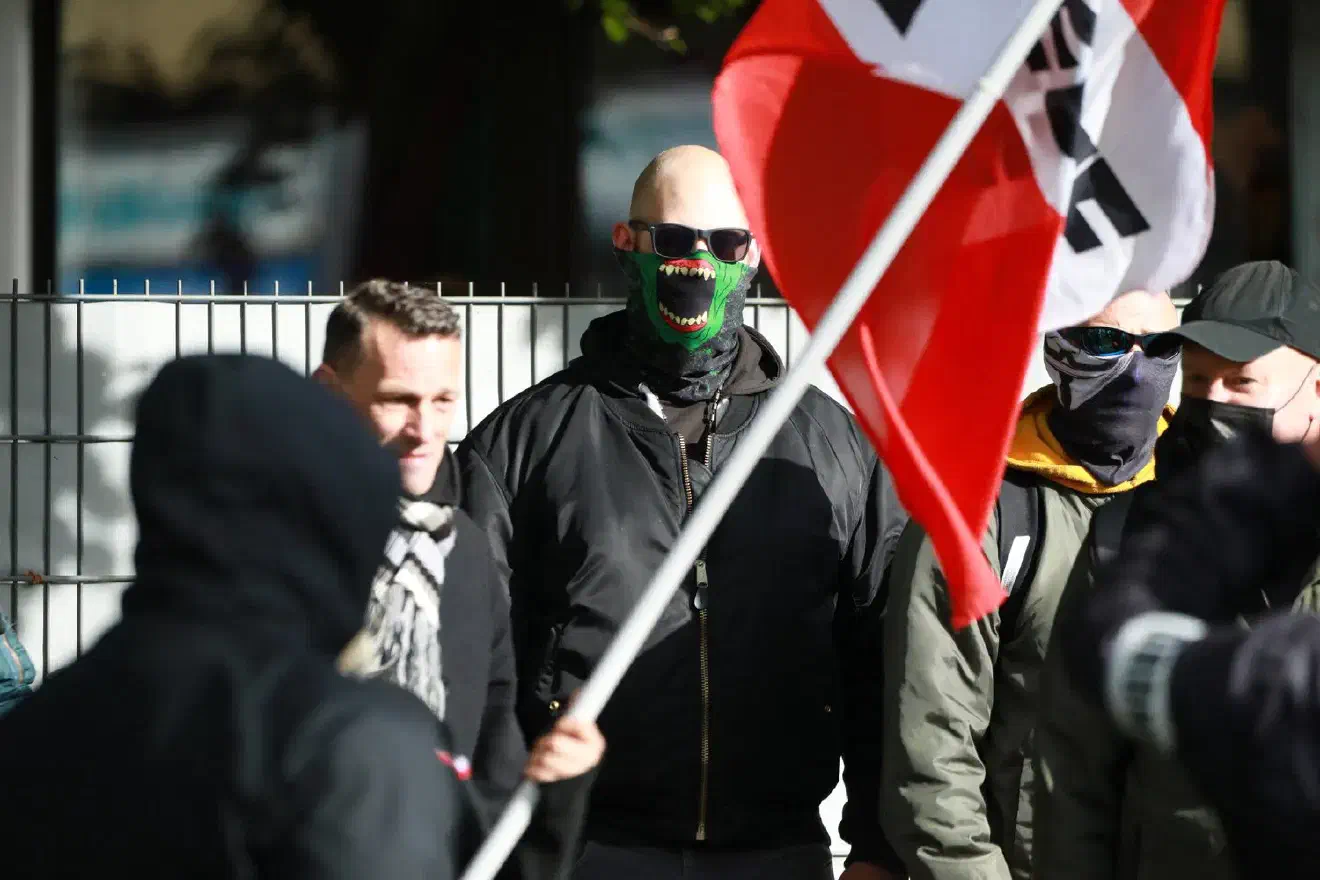 An Hindenburgplatz stießen weitere Neonazis zur Gruppe hinzu.