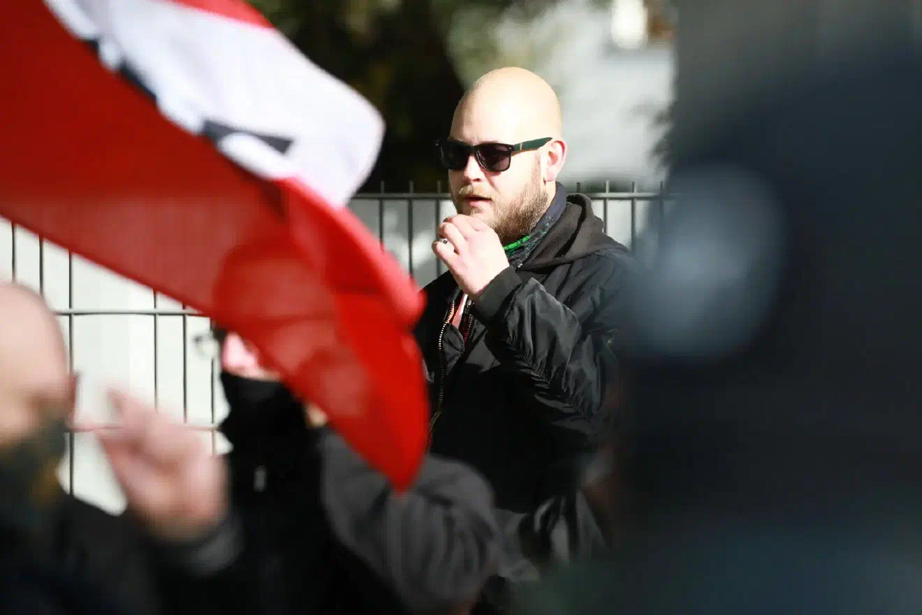 Bei ihrer Ankunft versuchten diese, anwesende Journalist*innen körperlich zu attackieren.