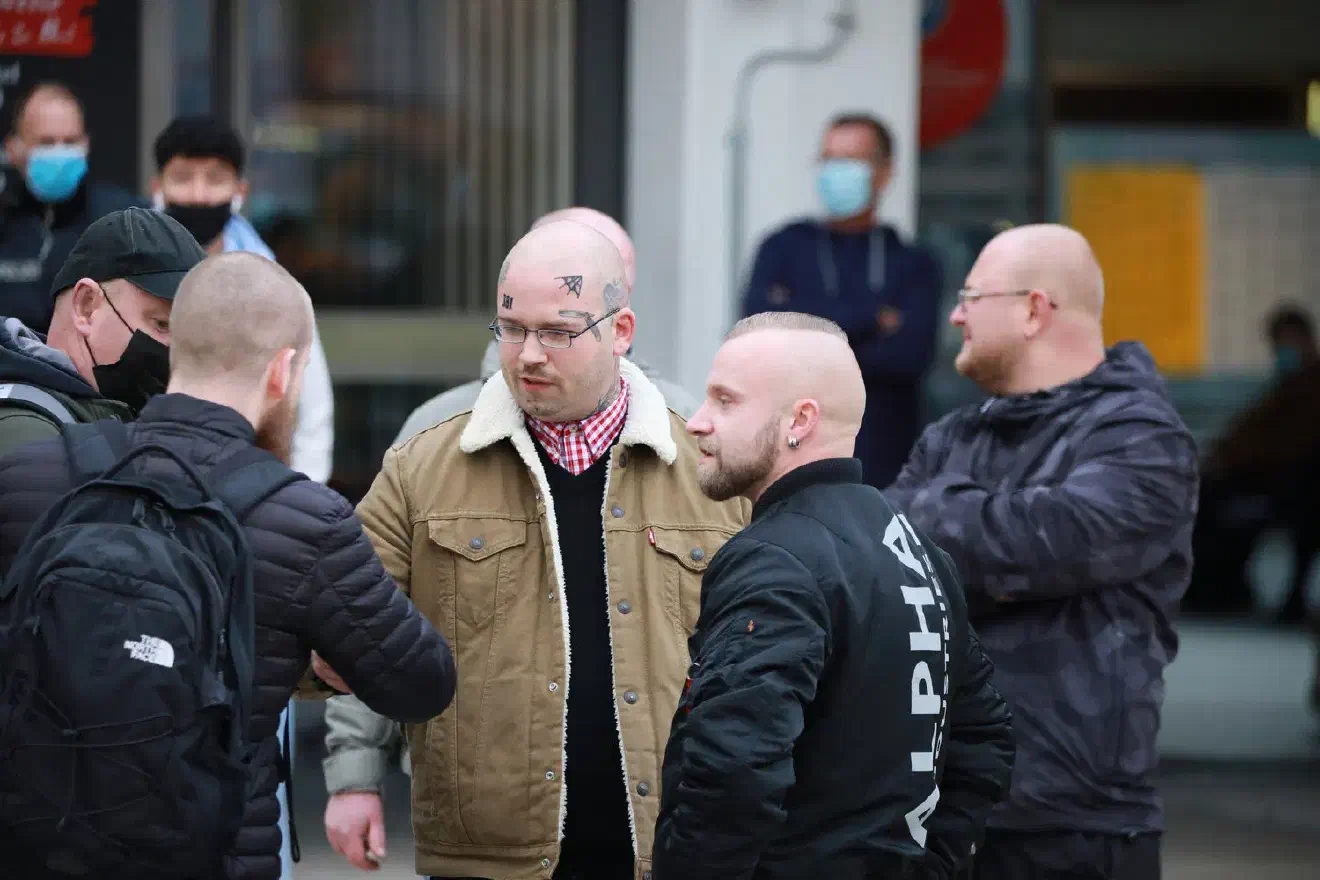 Die Neonazis wurden zum Teil mit Handschlag begrüßt. Allerdings wurde Ihnen mitgeteilt, dass diese aufgrund der Außenwirkung bitte nicht mitlaufen sollten.