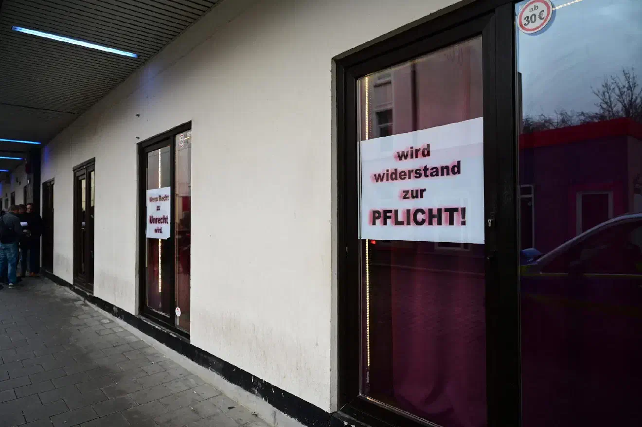 Gegen 14:00 Uhr wurden in den Bordellen von den Veranstalter*innen Plakate angebracht.
