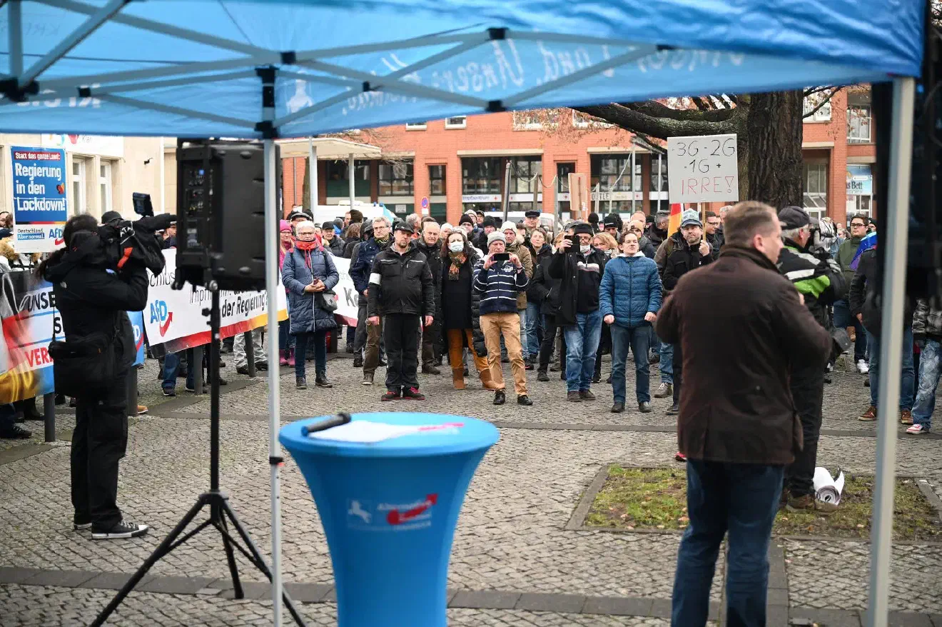 Zu der Kundgebung vor dem niedersächsischen Landtag konnte die AfD-Niedersachsen mehrere hundert Personen mobilisieren. 