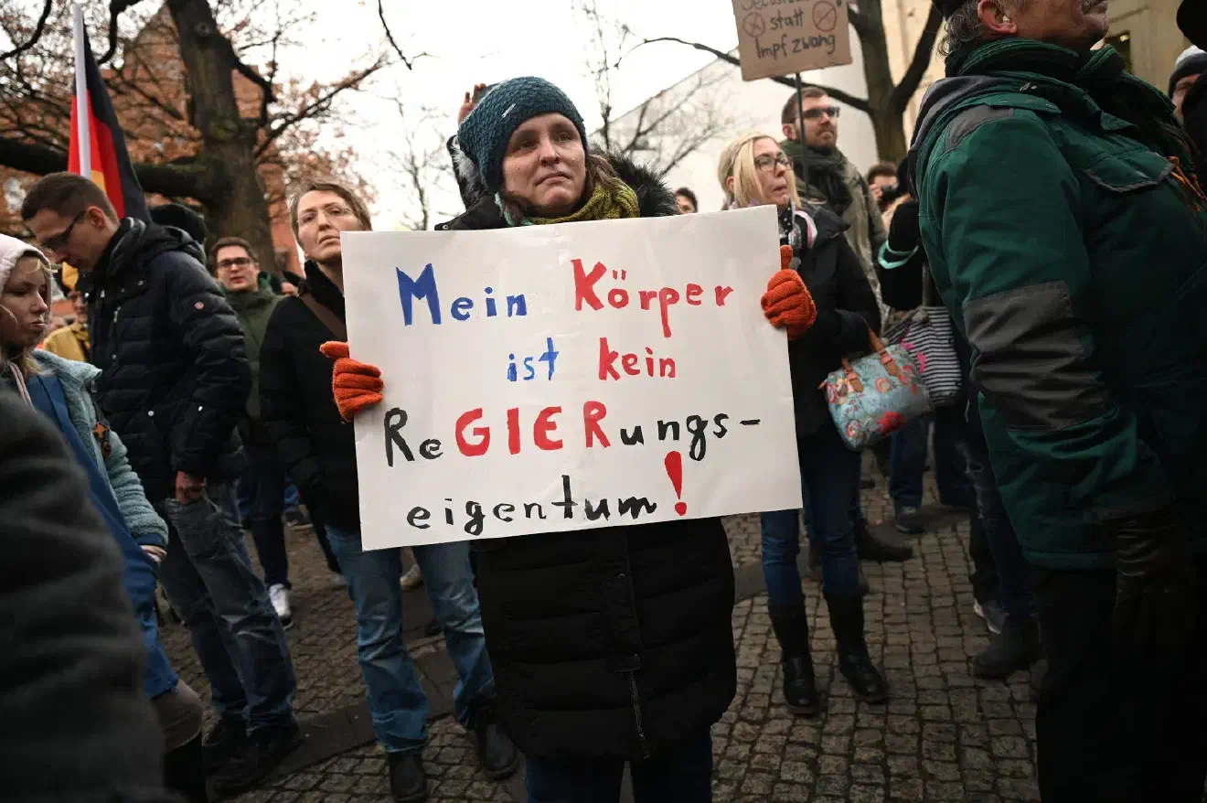 Neben AfD-Sympathisant:innen zog die Kundgebung auch eine Vielzahl parteipolitisch zum Teil anders ausgerichtete Impfgegner:innen an.