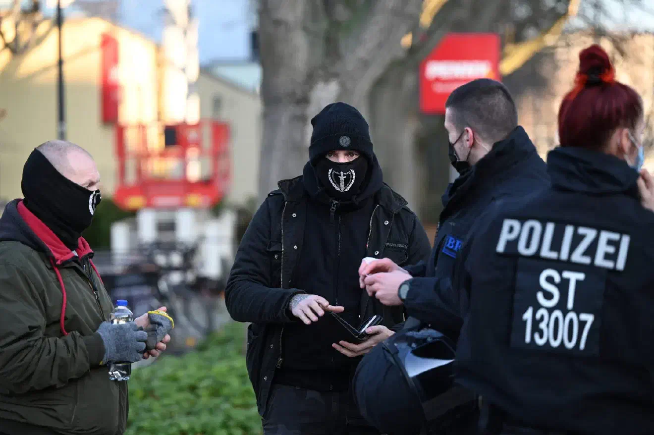 In ihren Erkennungszeichen und der eigenen Inszenierung orientiert sich die Gruppierung unter anderen an der Neonaziparrtei "Dritter Weg"