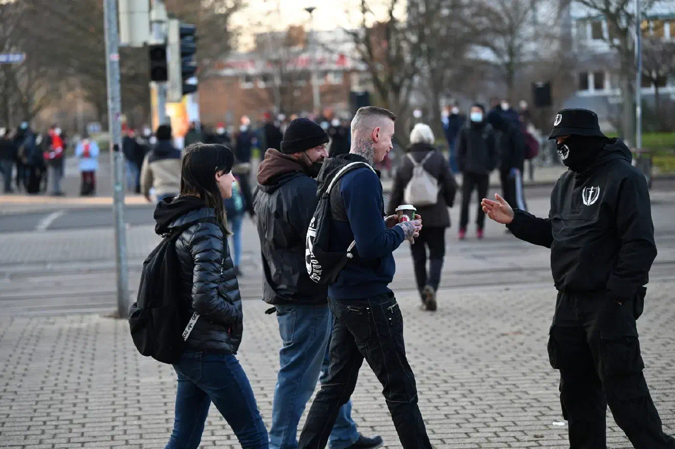 Nicht alle Teilnehmer:innen konnten dabei den Organisationsstrukturen zugerechnet werden - auch andere, gruppenunabhängige Neonazis reihten sich in die Veranstaltung ein.