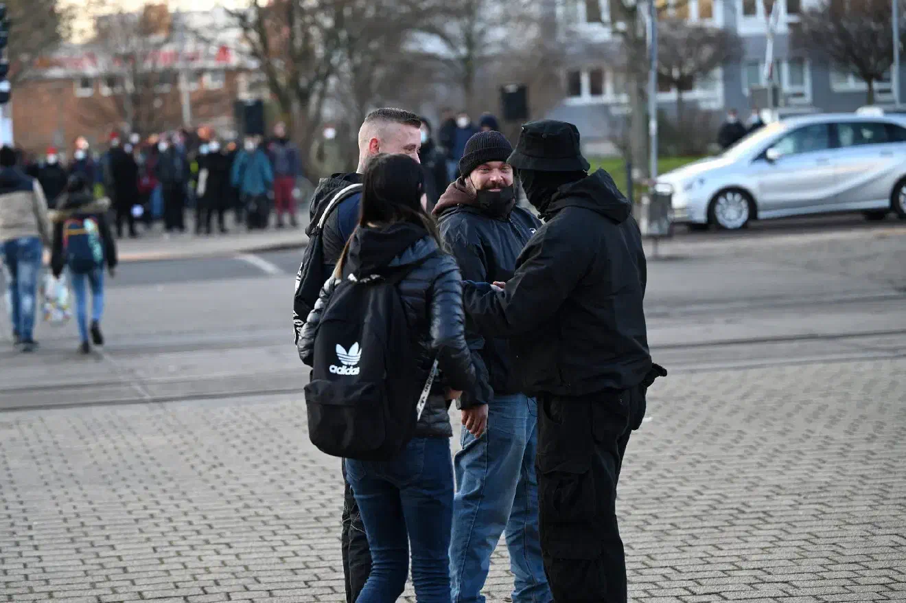 Begleitet wurde die Neonazikundgebung wenige Meter entfernt von einem starken antifaschistischen Gegenprotest.
