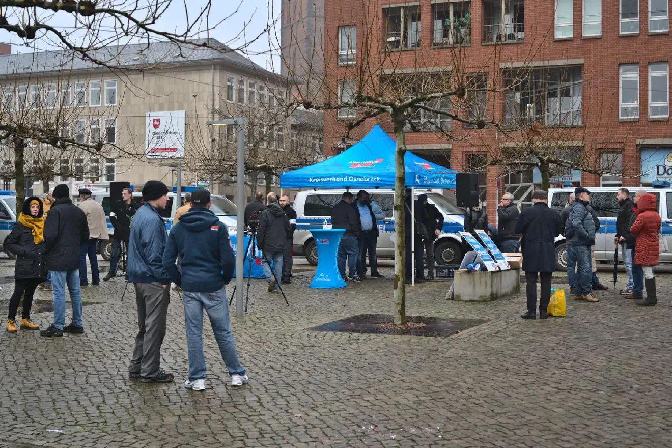 Das diente dazu der AfD ein noch größeres Publikum als bei einer thematisch ähnlichen Veranstaltung zwei Wochen zuvor zu bescheren. Mit ca. 300 Personen fanden sich allerdings dieses Mal nur etwa die Hälfte der Teilnehmer*innen ein. Da die Veranstaltung vom kleineren Hannah-Arendt-Platz auf den wesentlich größeren Platz der Göttinger Sieben verlegt worden vor, fiel dies besonders ins Auge.