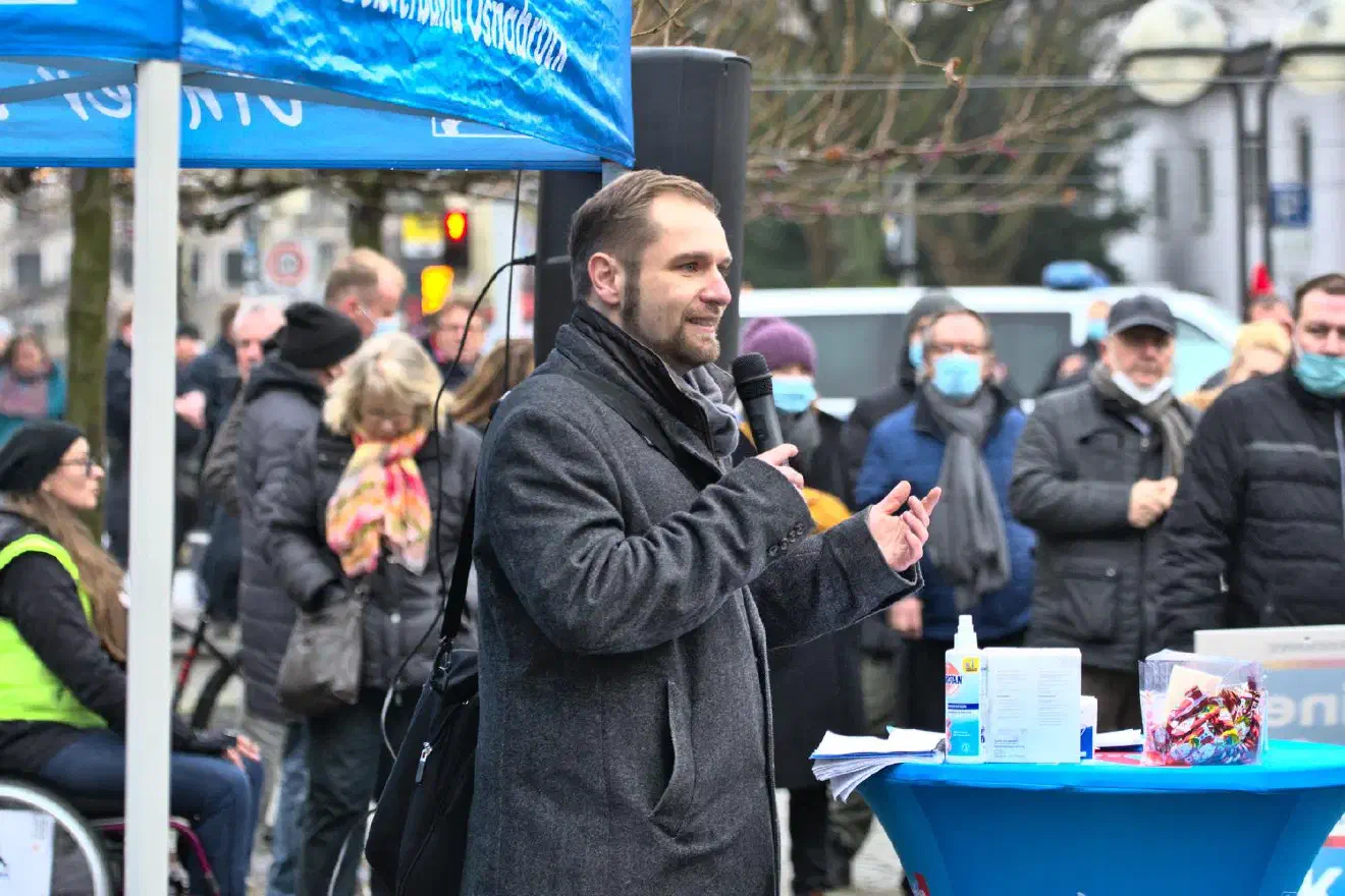 Stefan Bothe moderierte die Veranstaltung. Bothe, im letzten Jahr zu einem der drei stellvertretenden Landesvorsitzenden der AfD Niedersachsen gewählt, verlor diesen Posten auf Grund seiner Verstrickungen in die mögliche Neugründung des Flügels.