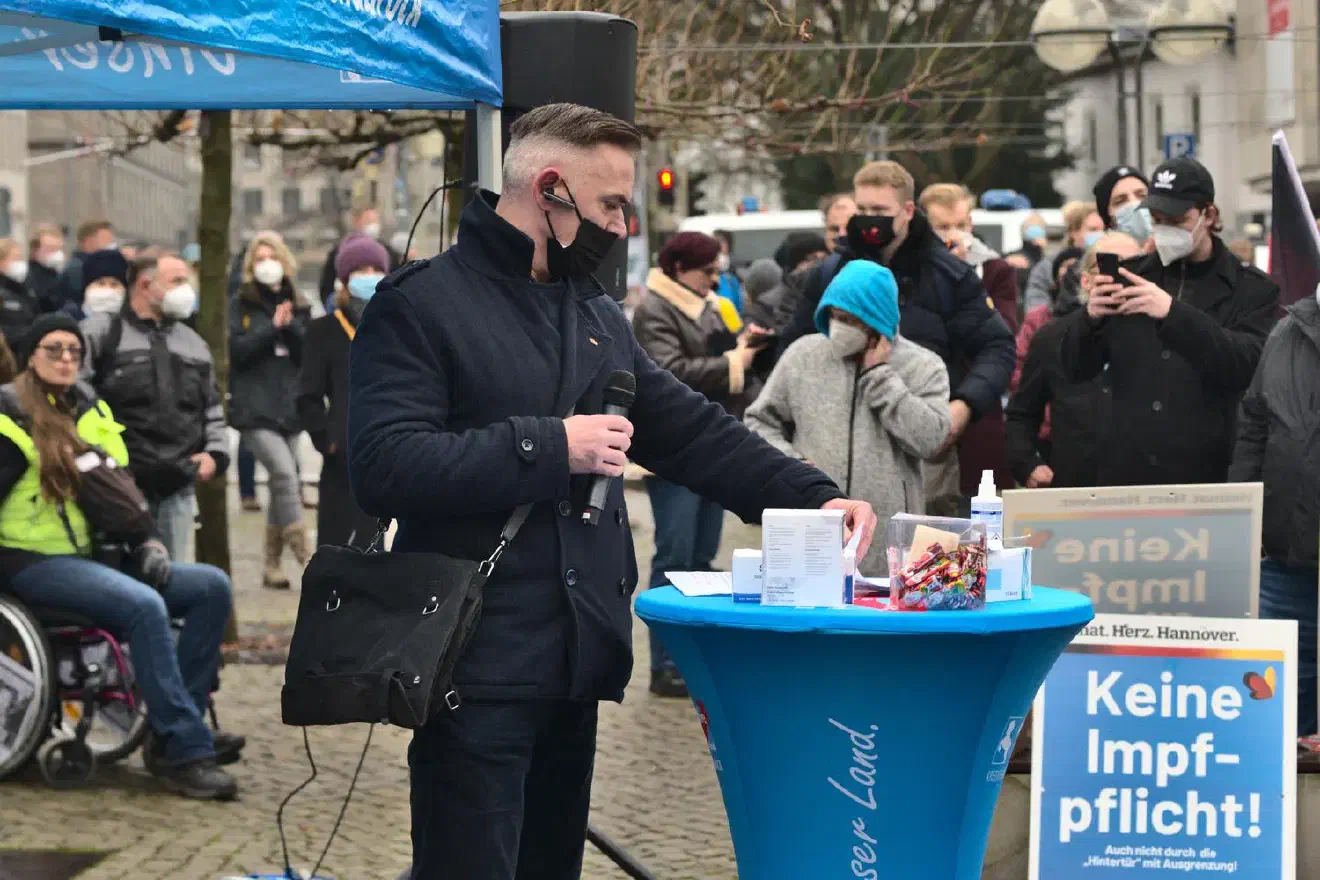 Als letzter Redner der Auftaktkundgebung trat Andreas Iloff (AfD Diepholz) ans Mikrofon. Iloff, Beisitzer im Landesvorstand ist in der Partei nicht unumstritten, kann er doch auf Mitgliedschaften in extrem rechten Organisationen zurückblicken.