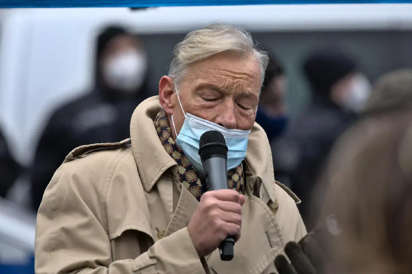 Danach sprach Armin Paul Hampel. Hampel konzentrierte sich in seiner Rede schwerpunktmäßig auf die Rolle der Polizei und forderte Polizeibeamte dazu auf ihren (von ihm hinein interpretierten Widerstand) offen nach außen zu tragen.