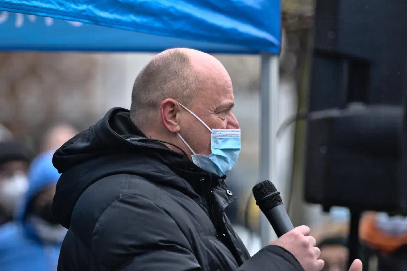Als letzter Redner zeigte der Bundestagsabgeordnete Dietmar Friedhoff (AfD Hannover Land) ziemlich deutlich auf, worum es ihm vor allem auf dieser Veranstaltung ging: Wahlwerbung für die AfD. Friedhoff, noch hörbar mitgenommen von seiner Nichtwahl zum Ausschussvorsitzenden im entwicklungspolitischen Ausschuss des Bundestages, zog das ganze Register der bei der AfD immer wiederkehrenden Phrasen. Er begann mit der illegalen Grenzöffnung 2015 durch »Mutti Merkel« und malte am Ende eine baldige »Klimadiktatur« an die Wand. 