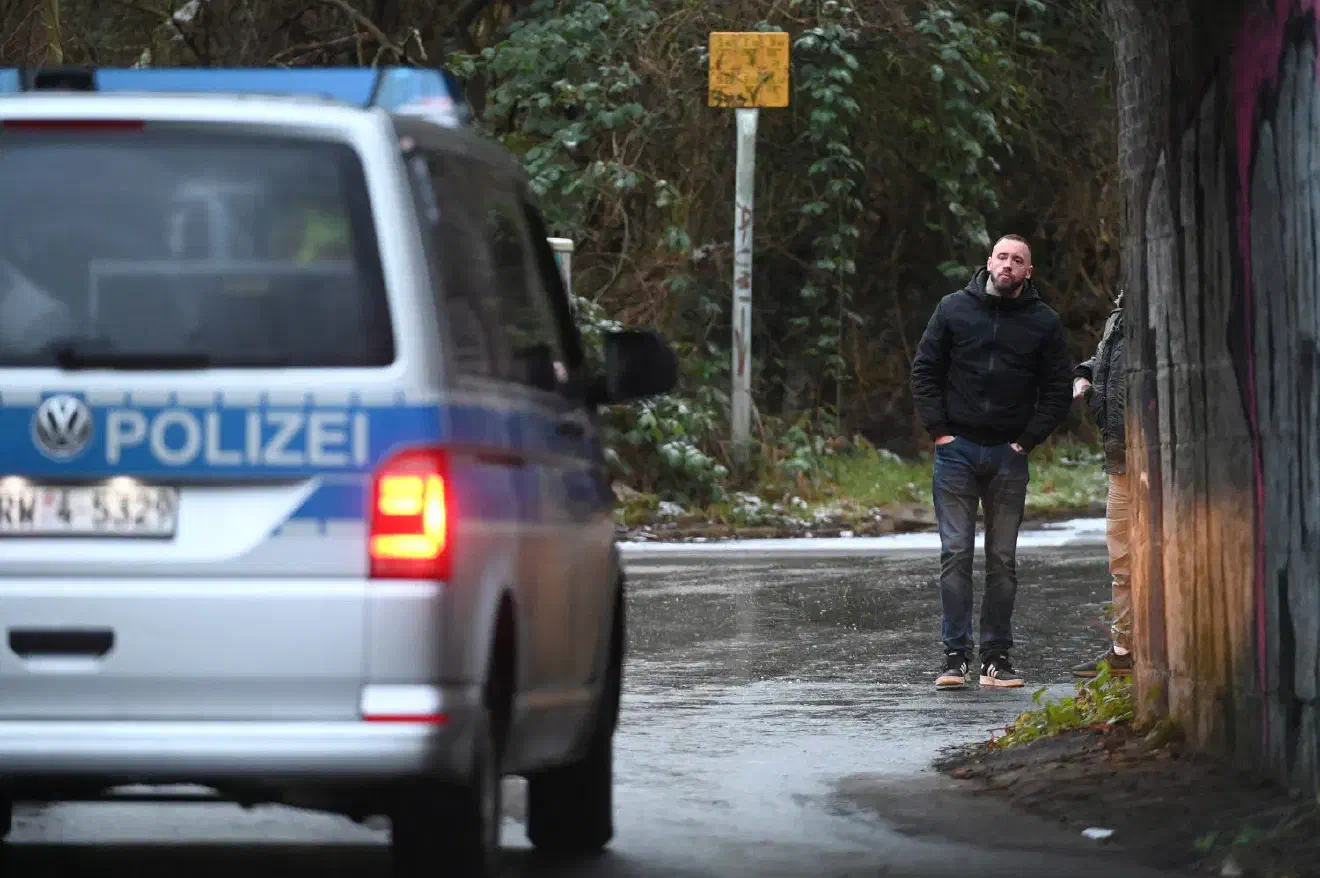 Zahlreiche Neonazis reisten zu der Beerdigung an - anreisende Teilnehmer:innen wurden durch Ordner eingewiesen.