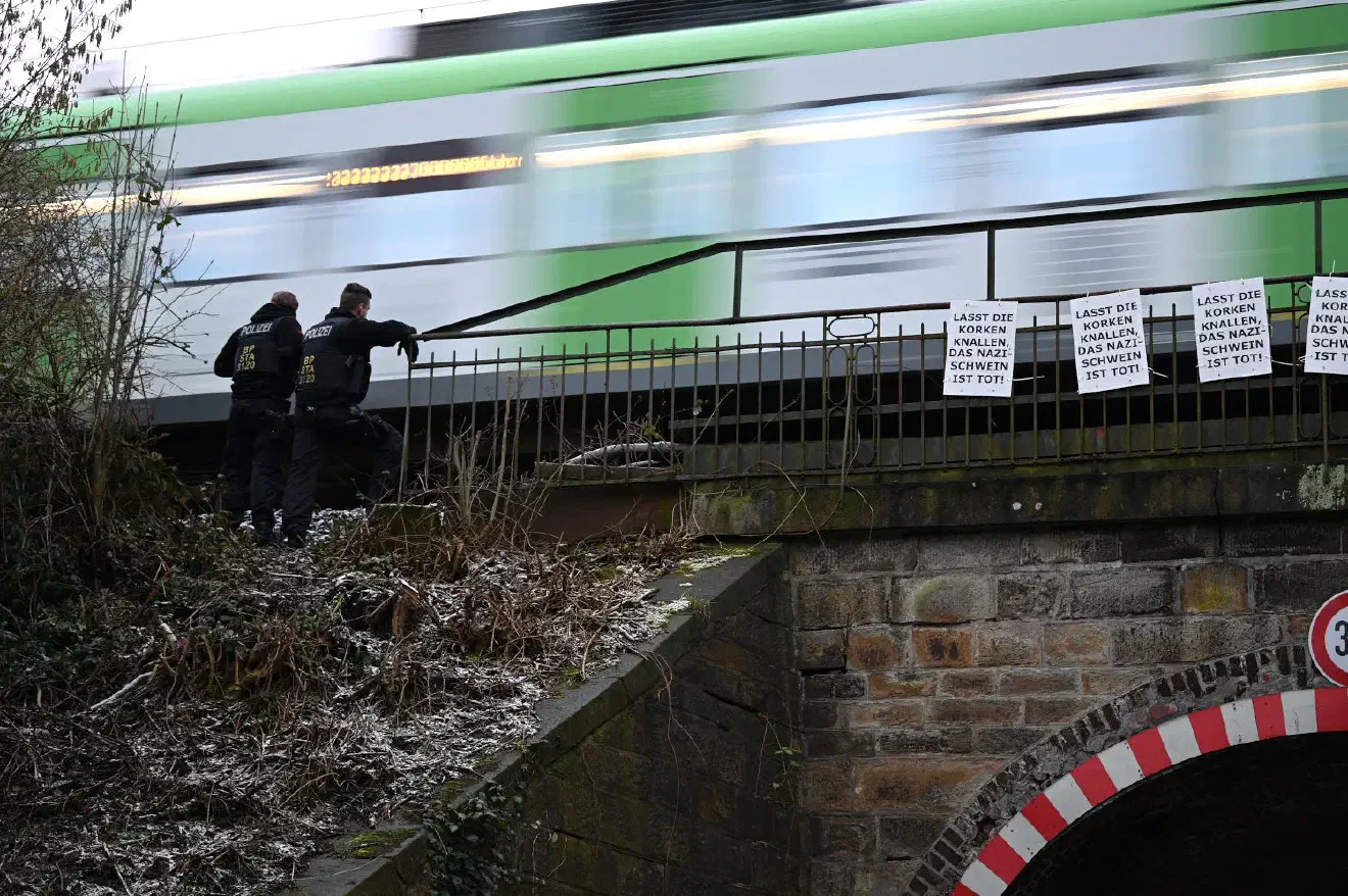 Noch vor Beginn dem eigentlichen der Veranstaltung, entfernten Polizeikräfte einige Plakate, die wenige Stunden zuvor an der Zufahrststraße zum Friedhof angebracht wurden.