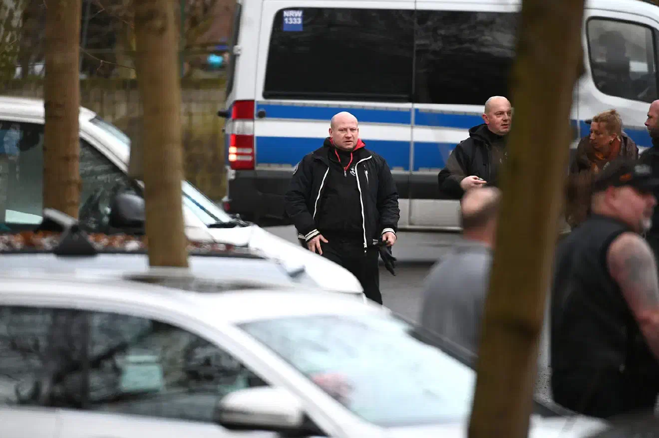 Rostock als Zwischenstation schien nicht zufällig gewählt. So wurde die Beerdigung mit Hilfe von Mitgliedern der "Hells Angels MC Rostock" ausgerichtet - die den Auf- und Abbau der Trauerfeier auf dem Friedhofsgelände organisierten.
