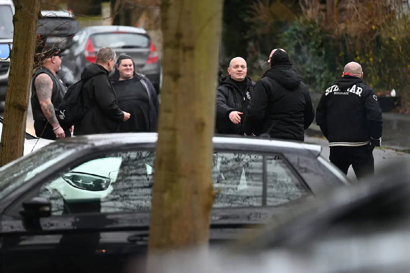 Vor Ort waren auch Mitglieder der sogenannten "Frontline-Skinheads" aus Dortmund Dortsfeld (hier im Bild).