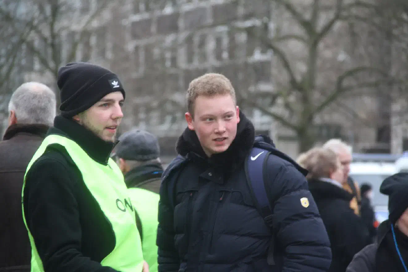 Dies wird in den Chatgruppen der Impfgegner:innen völlig anders gesehen: viele Menschen dort halten eine angemeldete Demonstration mit Maskenpflicht und Abstandsregelungen für eine falsche Form des Widerstands. Andere nennen ihr als Grund für Ihren Boykott die klare Ausrichtung der AfD-Demos und- Kundgebungen als Parteiveranstaltungen.