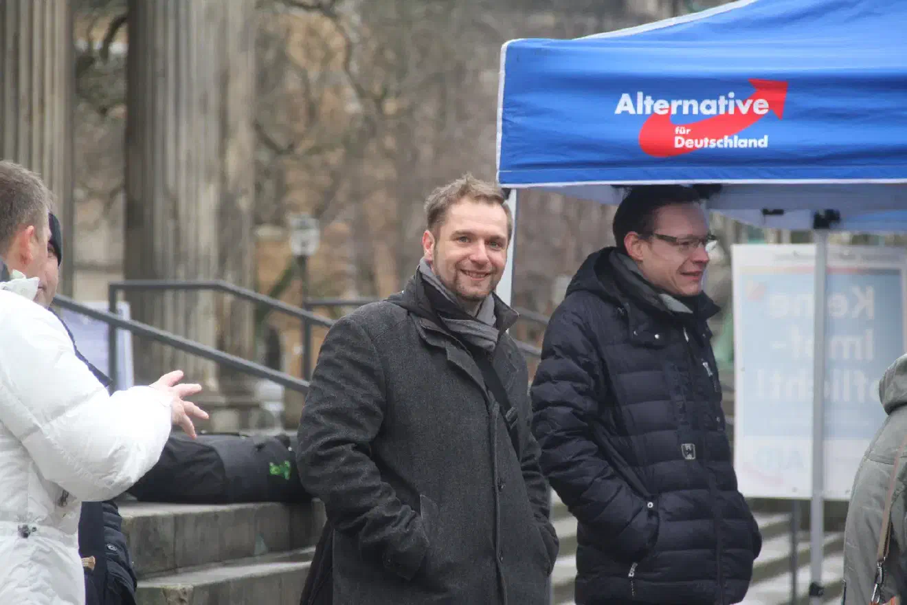 Dass es sich an diesem Tag um eine solche handelte, wurde nicht nur an den Transparenten sondern auch an den Redebeiträgen deutlich sichtbar. Bei den 8 Reden entstand nicht nur der Eindruck, dass zum Thema „Impfpflicht“ eigentlich schon alles gesagt wurde...