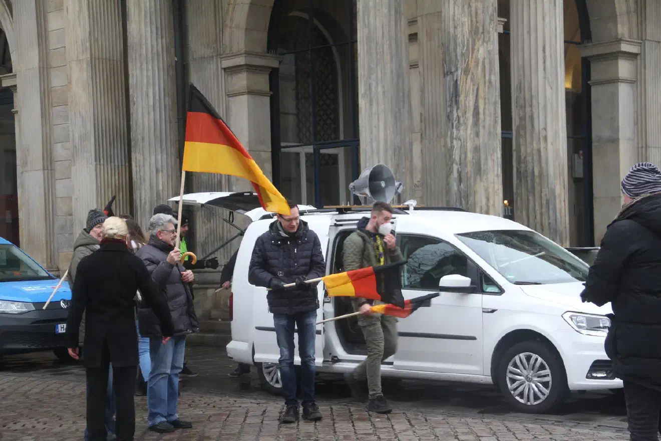 Erst nach fast einer Stunde konnte die Demonstration fortgesetzt werden. In dieser Zeit verließen weitere Teilnehmer:innen die Veranstaltung und die Stimmung bei den Verbliebenen verschlechterte 
sich zunehmend…