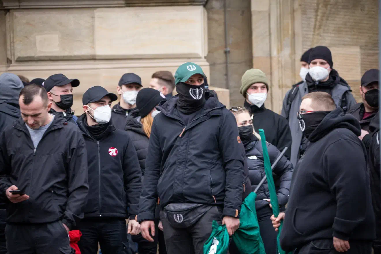 Über Telegram-Kanälen wurde gefordert, pünktlich um 13 Uhr sich am HBF zu treffen, wo um 14 Uhr am angrenzenden Willy-Brandt-Platz die Demonstration beginnen sollte.