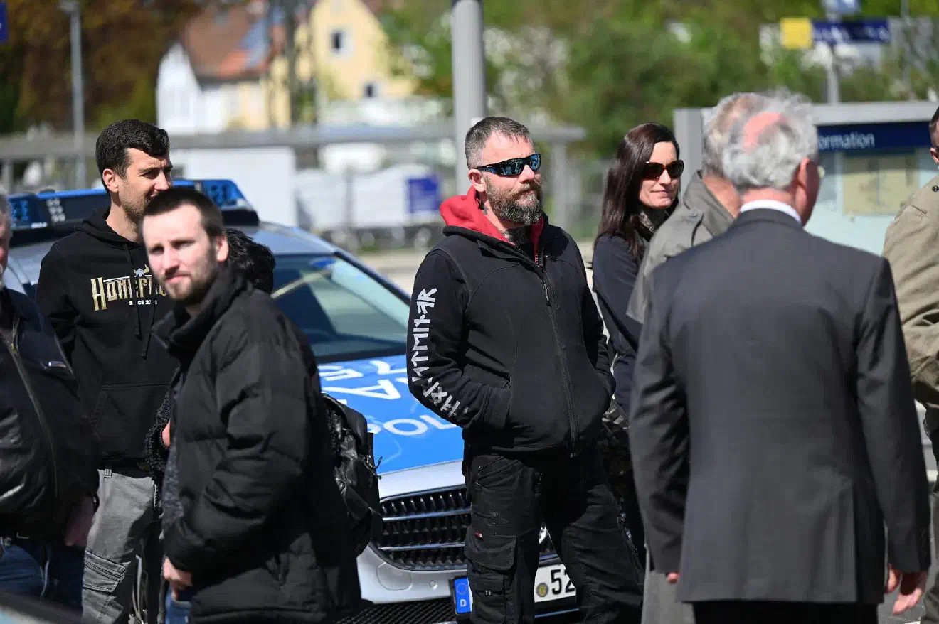 Die als Trauermarsch deklarierte Veranstaltung nahm Bezug auf den Tod des langjährigen Neonazi-Funktionärs Günter Deckert, der am 31. März diesen Jahres verstorben war.