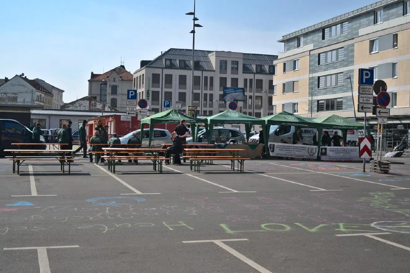 Auf dem Neumarkt waren neben Bierbänken auch einige Stände aufgebaut, an denen Informationen zur Partei, Merchandise und Wurstbrötchen verteilt worden sind.