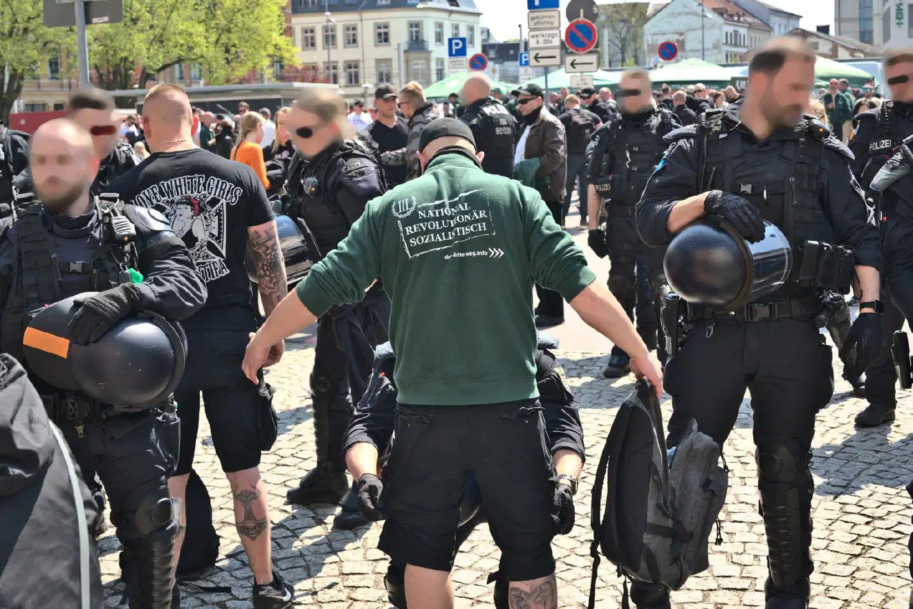 Die zu spät kommende Gruppe wurde intensiver durchsucht als die Anreisenden zuvor.