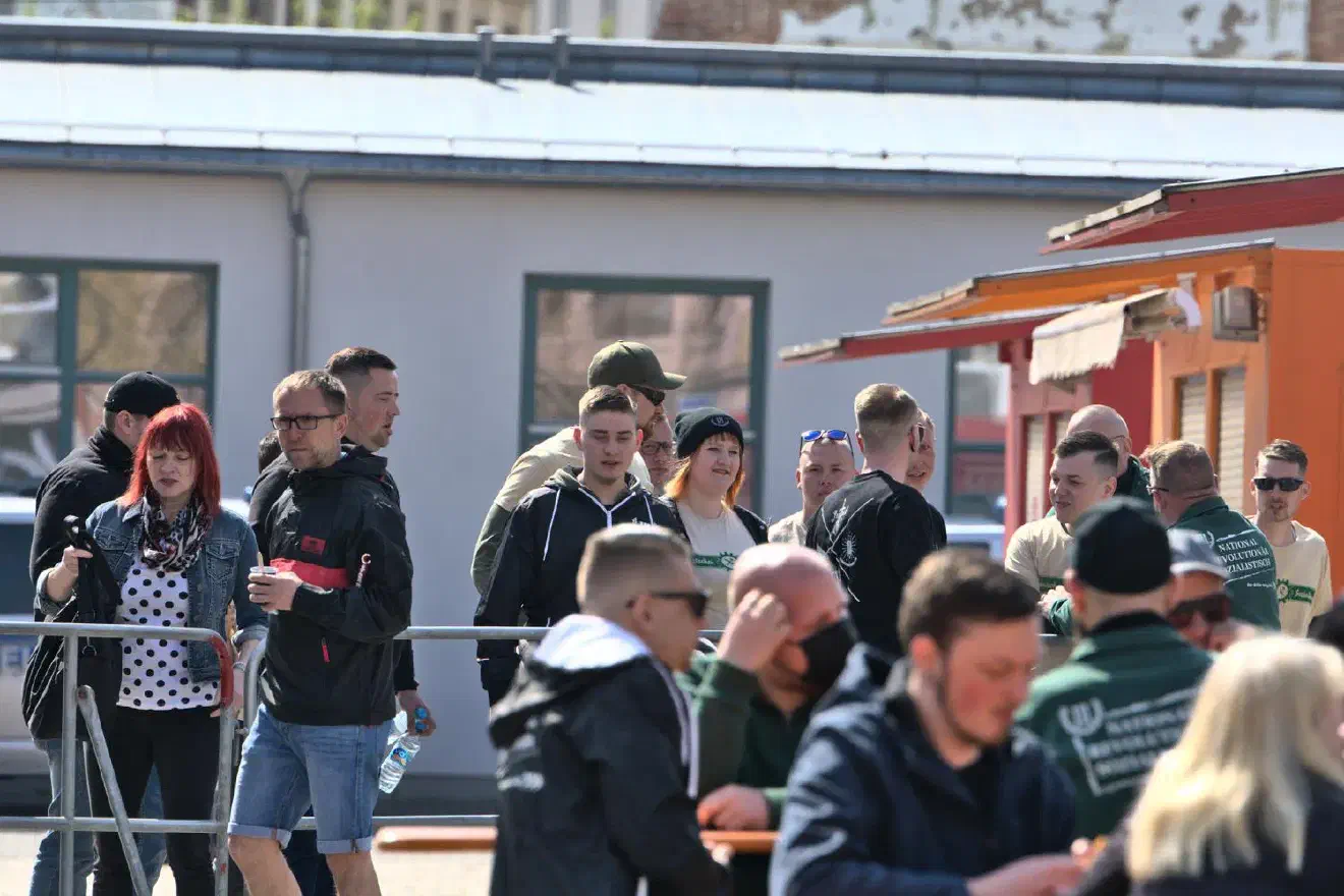 Einige der Neonazis nutzten nicht den Haupteingang zum Gelände, sondern kletterten stattdessen auf der Rückseite über den Zaun.