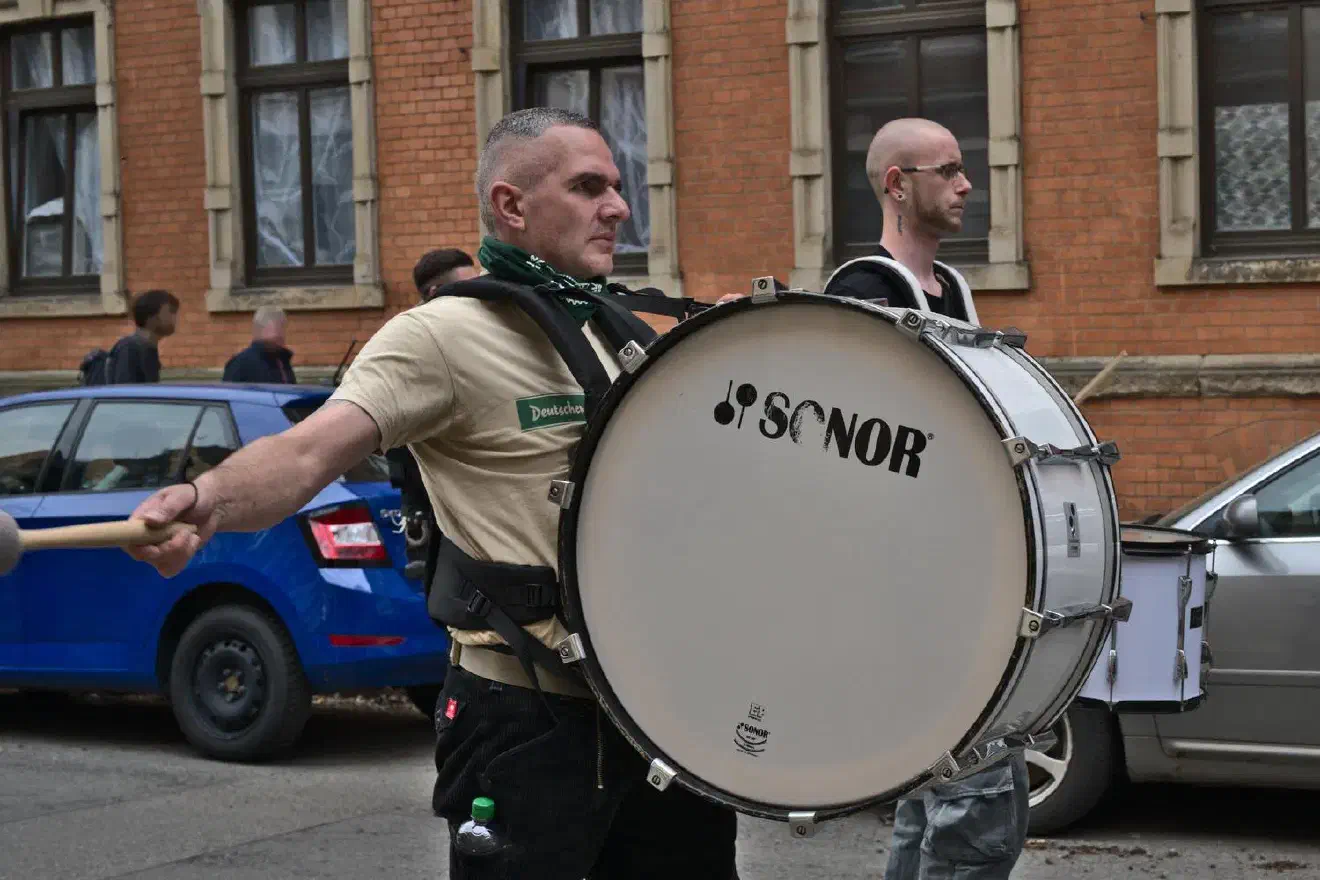Die Demonstration wurde zu Beginn einmal angehalten, weil sich der Trommeltakt zum Marschieren eignete.