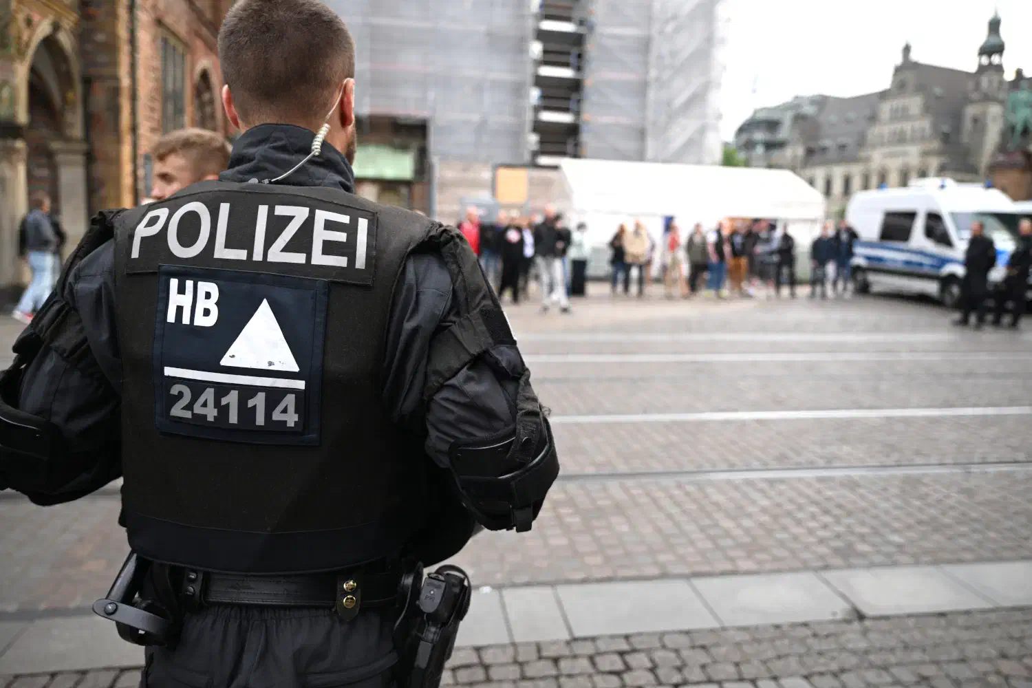 Corona-Leugner*innen protestieren gegen Karl Lauterbach in Bremen