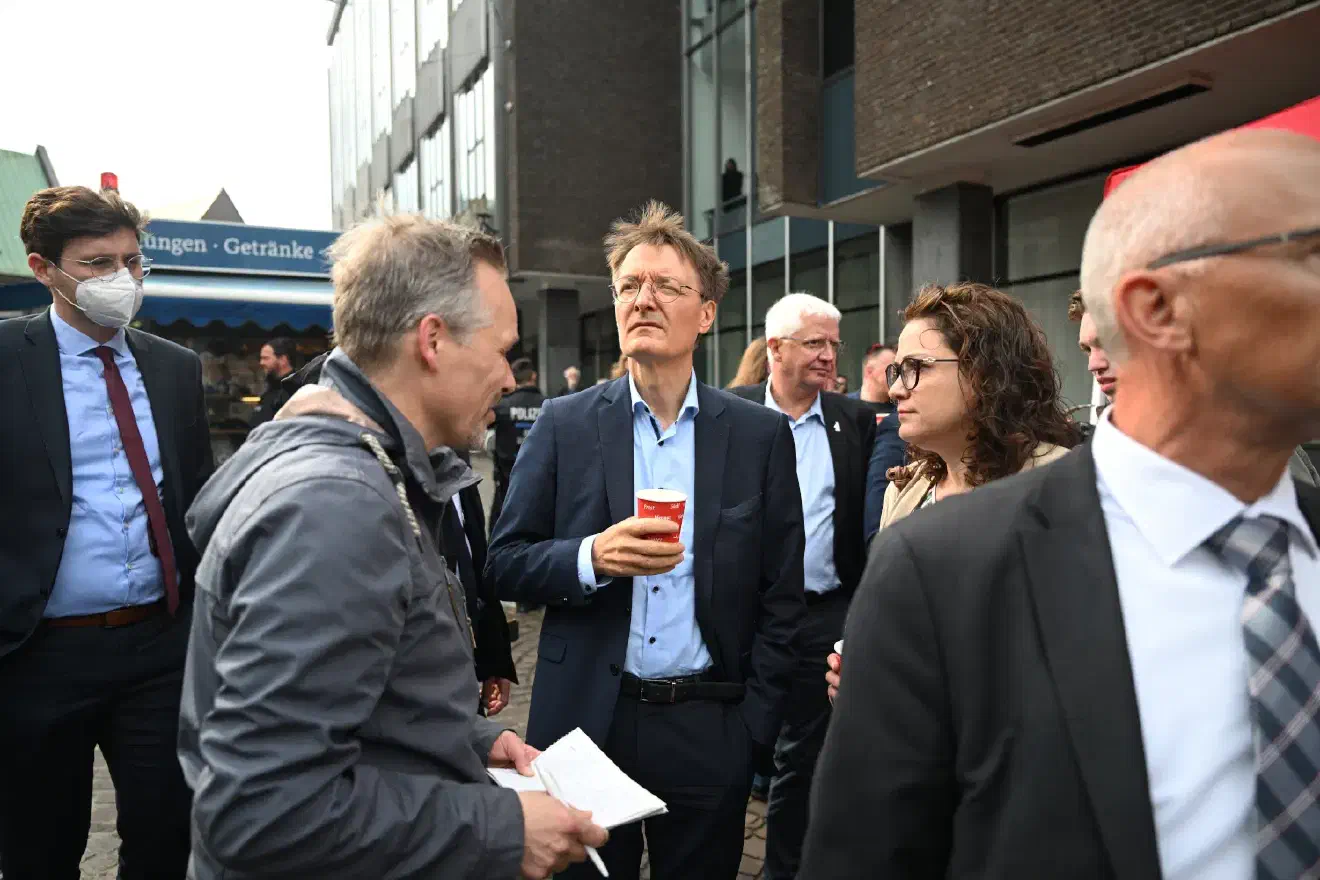 Der Grund der Versammlung war der Besuch des Bundesgesundheitsministers Karl Lauterbach, der heute an der Jahreshauptversammlung des "Deutschen Ärztetages" zugegen war.