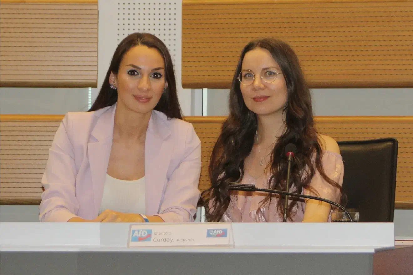 Bei „Charlotte Corday“ handelt es sich um Nina Charlotte Vanmeer (hier rechts im Bild). Hier auf einem Bild mit der ebenfalls anwesenden Enxhi Seli-Zacharias von der AfD Gelsenkirchen |Bild: Twitteraccount der Gruppierung „Lukreta“.