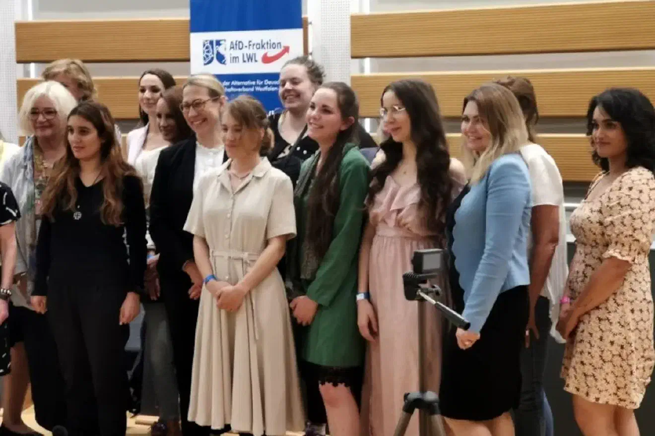 Gruppenbild von weiblich gelesener Teilnehmenden. |Bild: Twitteraccount von Enxhi Seli-Zacharias.