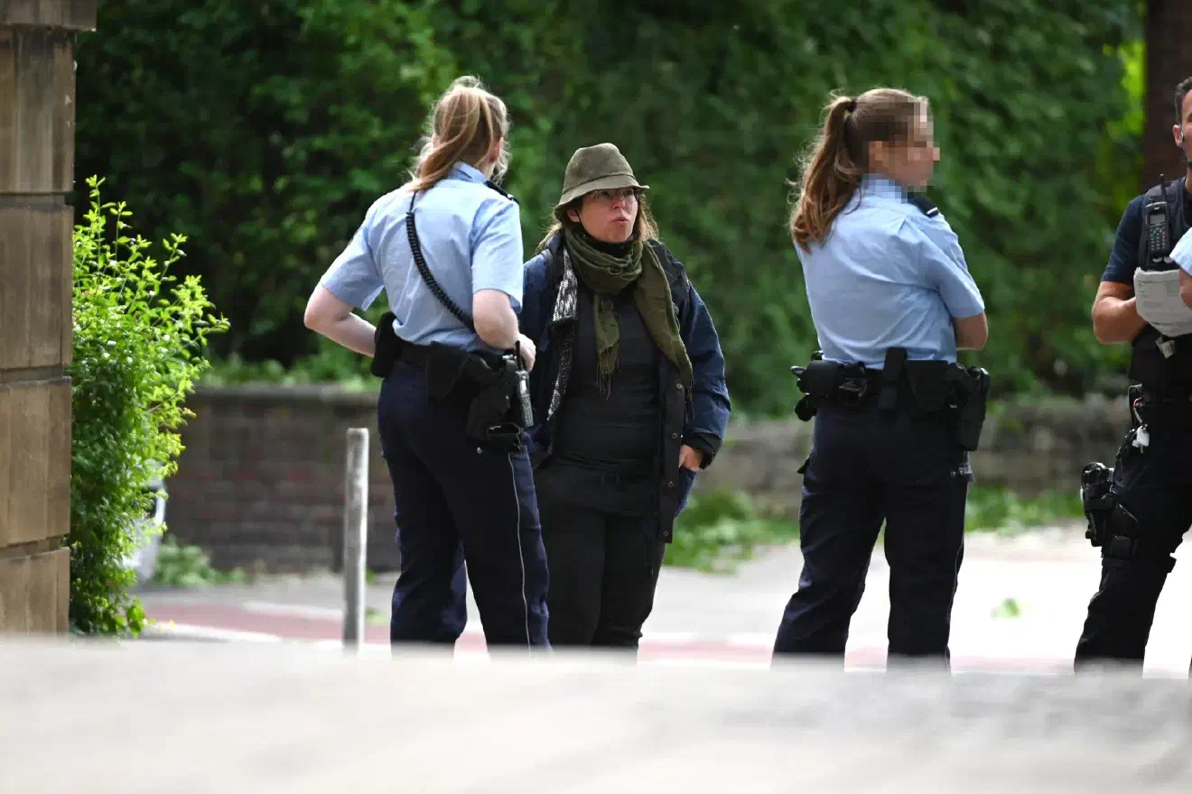 Nicht alle Interessierten begaben sich sofort in die Räumlichkeiten. Angesicht des Gegenprotestes zogen es einzelne Personen vor, erst am Nachmittag der Veranstaltung beizuwohnen.