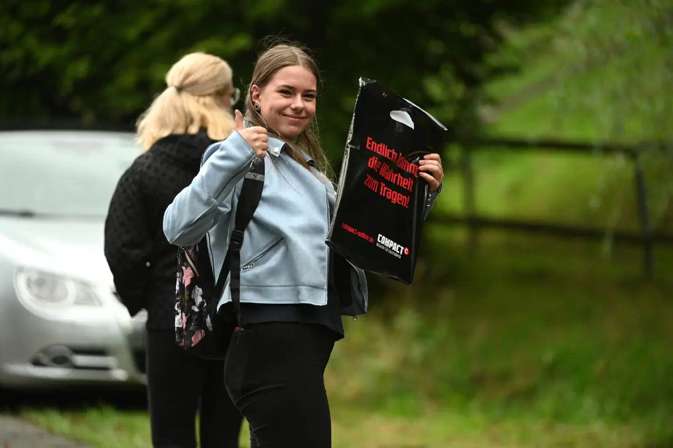 Das "Compact - Magazin für Souveränität" ist eine extrem rechte Monatszeitschrift welche sich u.a. als Sprachrohr von AfD und Pegida inszeniert und verschwörungsideologische, geschichtsrevisionistische und antisemitische Inhalte verbreitet. 