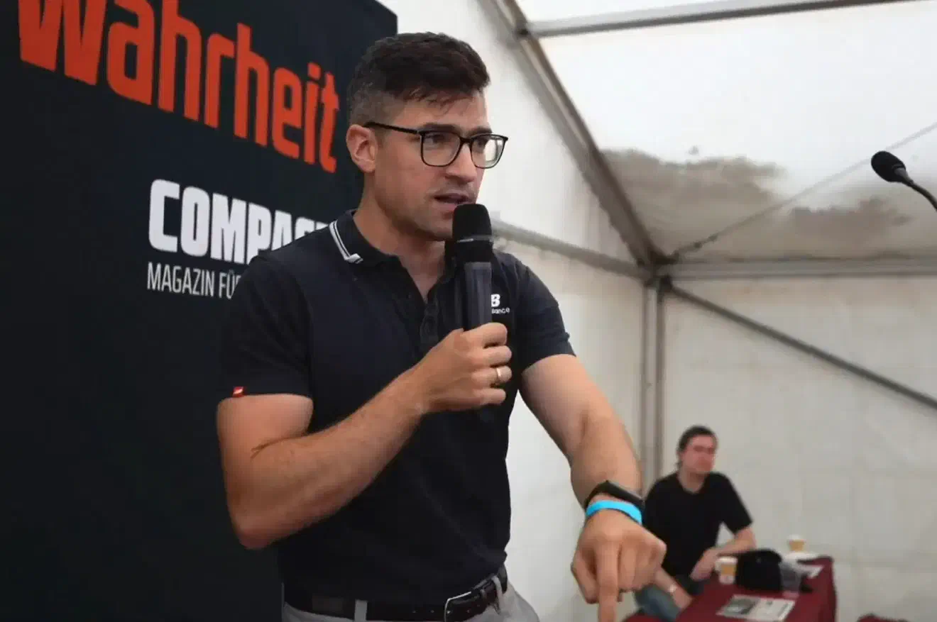 Ebenfalls aufs Podium geladen war mit dem Neonazi-Aktivisten Martin Sellner ein führender Vertreter der Identitäten Bewegung (IB) und deren Nachfolge- und Scheinorganisationen. Vor seiner Zeit bei der IB gehörte der in Österreich wohnhafte Sellner zum Kreis des "alpen-donau.info" - einem neonazistischen Internetportal um den österreichischen Neonazi-Hardliner Gottfried Küssel. (Bild: Screenshot Youtubestream der Veranstaltung) 