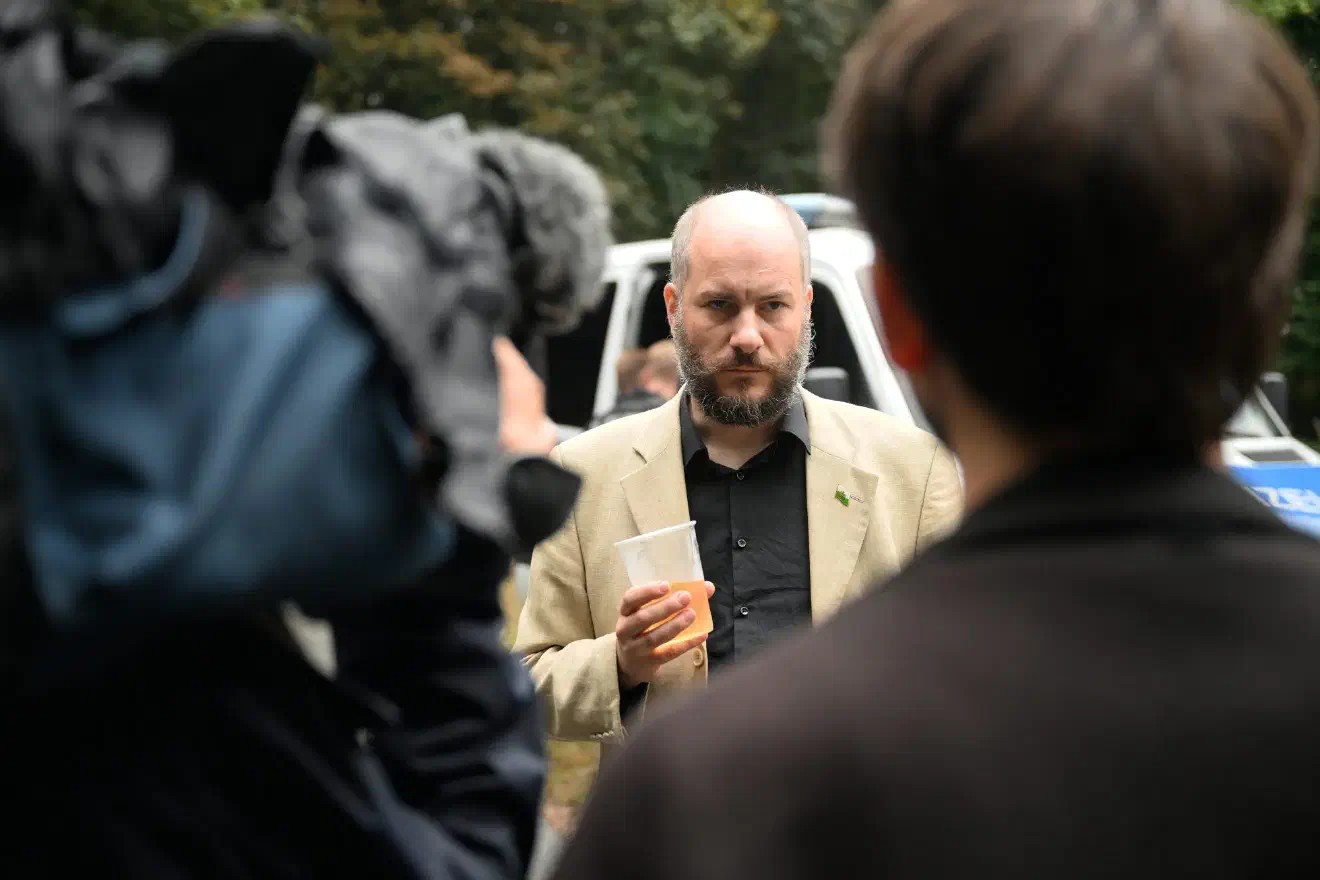 Als Bindeglied zwischen verschwörungsideologischer und neonazistischer Szene trat auch Martin Kohlmann (Bildmitte) ans Mikrophon. Bei dem als Rechtsanwalt tätigen langjährigen Szeneaktivisten handelt es sich um den Vorsitzenden der Kleinstpartei "Freie Sachsen", deren Mitglieder in der Vergangenheit bereits mehrfach mit Fackeln vor die Privathäuser von Politiker:innen zogen.
