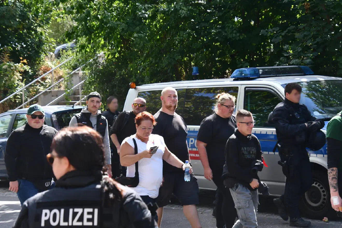 Sein Vater Paul Fischer bedrängte währenddessen zusammen mit Florian R. anwesende Journalist:innen und versuchte die Pressearbeit zu behindern.