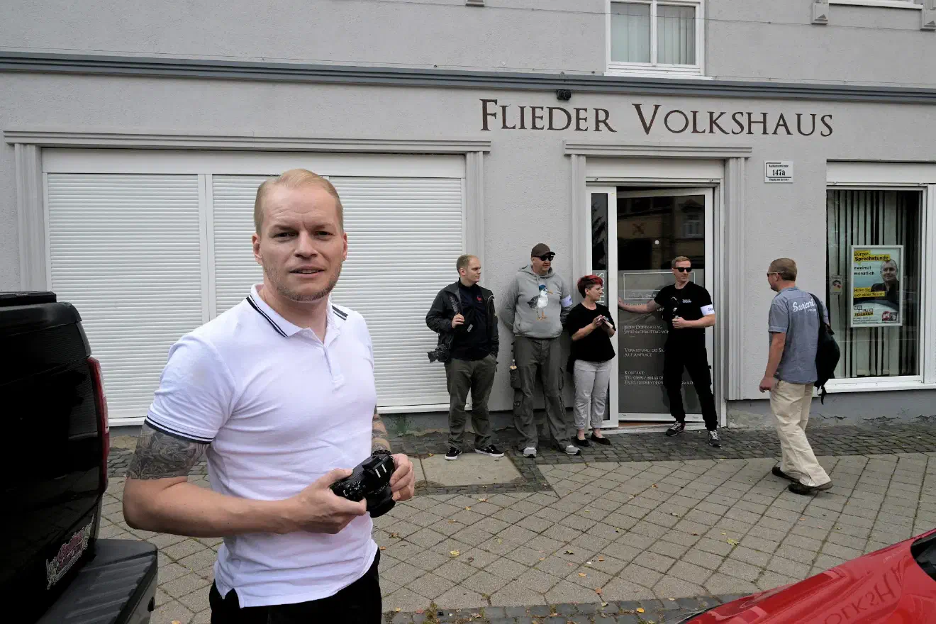 Die Veranstaltung sollte der Bandbreite der extremen und offen neonazistischen Rechten eine Plattform bieten, um partei- und organisationsübergreifend Zukunftsstrategien zu diskutieren und zu entwickeln. Auch Patrick Schröder (links im Bild) vom "Medienportal FSN" war in Eisenach vor Ort. Schröder ist zugleich Gründer und Geschäftsführer der Neonazi-Kleidungsmarke "Ansgar Aryan". 