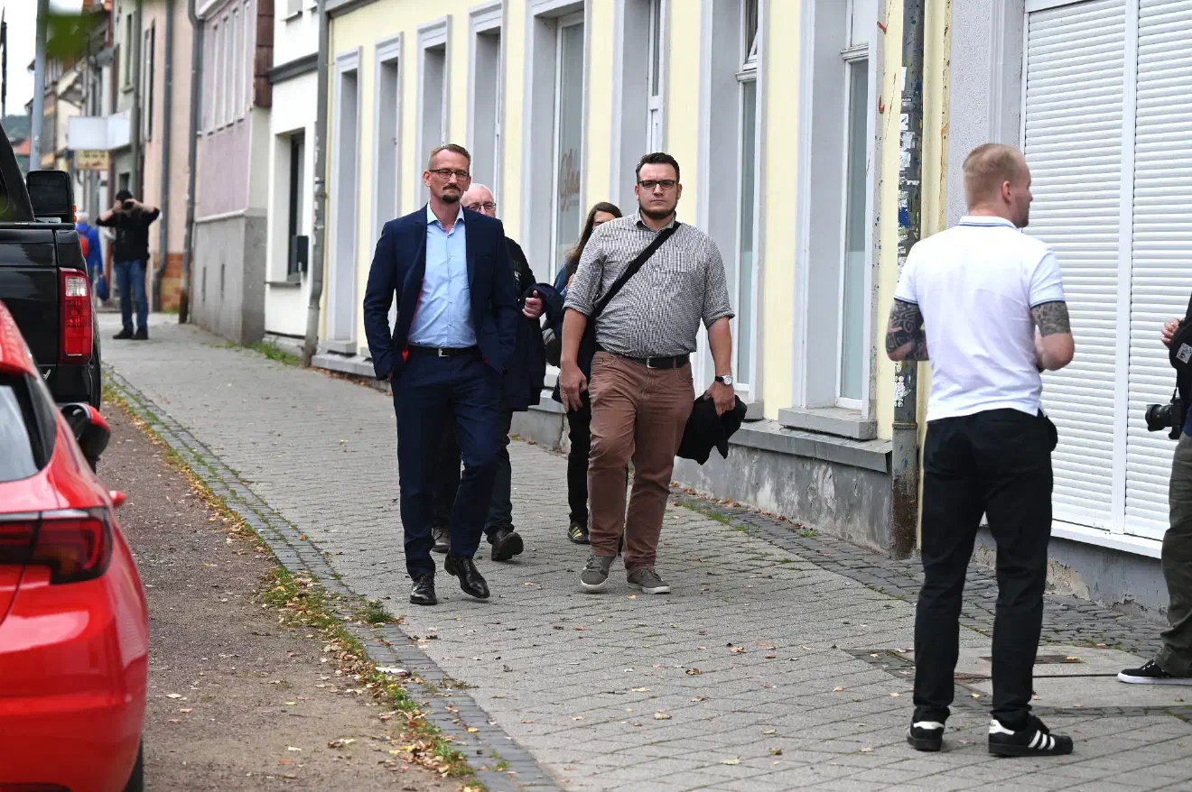 Auch ging es in Eisenach darum, tragfähige Netzwerke und Allianzen für die Landtagswahl 2024 in Sachsen zu knüpfen. Damit zusammen hängt auch die beabsichtigte Transformation der NPD in eine Bewegungspartei ("Die Heimat"), deren zukünftige Aufgaben darin bestehen sollen, Infrastruktur und personelle Unterstützung bereitszustellen. Aus diesem Grund waren Vertreter:innen verschiedenster Organisationen eingeladen, darunter NPD, Freie Sachsen, (ex-)AfD, Die Rechte, Coronaleugner:innen und Querdenker:innen.