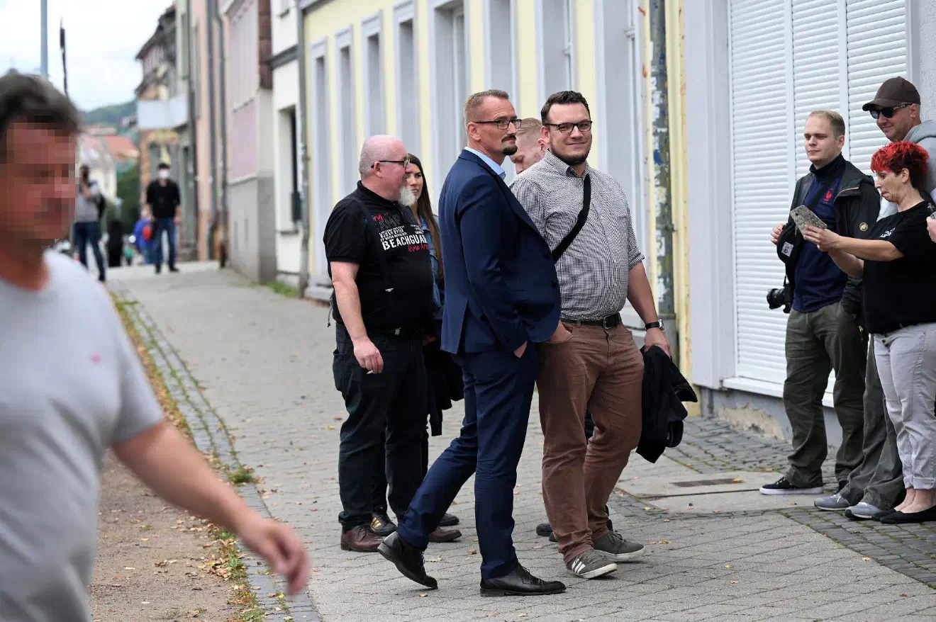 Aus Mecklenburg-Vorpommern reiste Dennis Augustin (Bildmitte) nach Eisenach. Der ehemalige AfD-Landesvorsitzende von Mecklenburg-Vorpommern wurde verlor 2020 seine AfD-Mitgliedschaft, nachdem bekannt wurde, dass er Ende der 80er Jahre an einer internen NPD-Kaderschulung in Norditalien teilgenommen hatte. Daher ist es nicht überraschend, dass Augustin gemeinsam mit NPD-Funktionären nach Eisenach reiste.