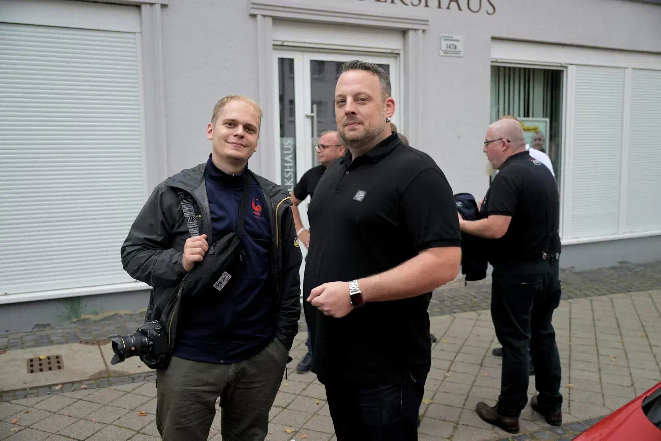 Neben Claus Cremer (rechts im Bild), NPD-Landesvorsitzender von NRW und Betreiber des Telegram-Kanals "Blickpunkt TV", war auch auch der sich derzeit wegen Nötigung und Körperverletzung in Haft befindende Matthias Drewer bei dem Treffen in Eisenach zugegen. Dieser nutzte einen genehmigten Freigang, um an der Veranstaltung teilzunehmen. 