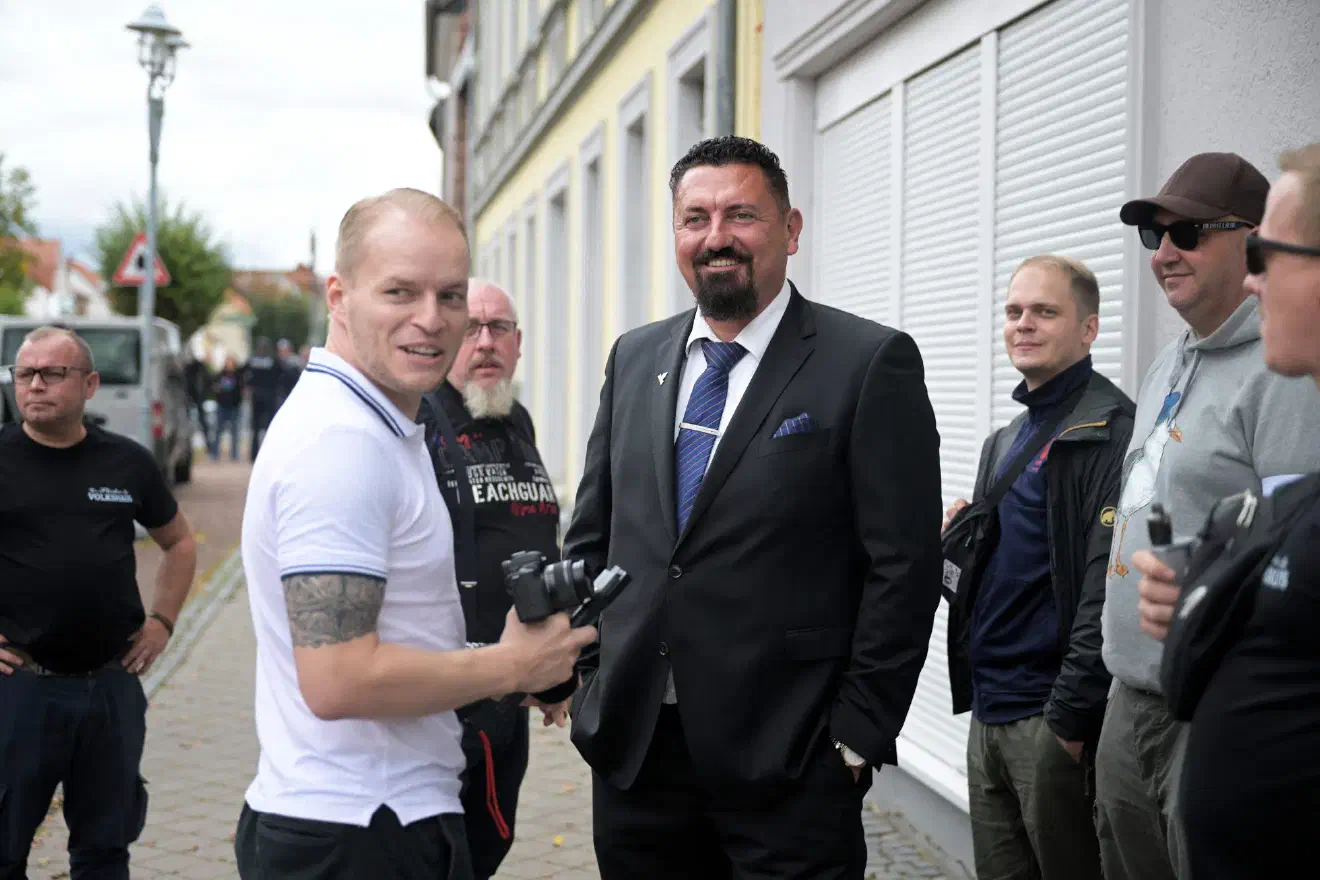 Mandic wurde von den Anwesenden (hier der Neonazi-Aktivist Patrick Schröder) bei der Ankunft herzlich begrüßt. 