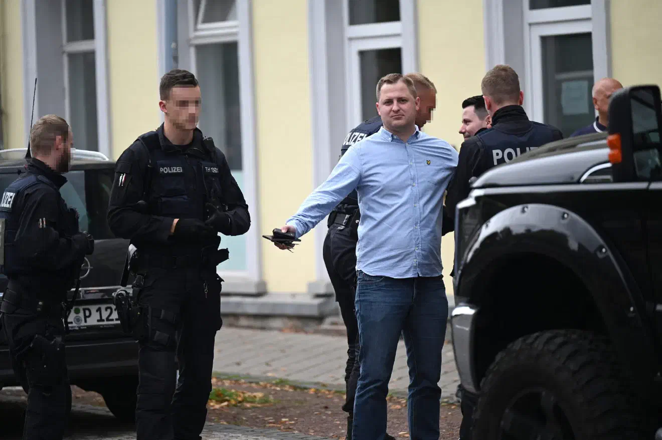 Mit auf dem Podium saß Michael Brück, ehemaliger Funktionär der Partei "Die Rechte", welcher mit seinem Umzug nach Chemnitz zu den "Freien Sachsen" und als Mitarbeiter in die Rechtsanwaltskanzlei von Martin Kohlmann (ebenfalls Freie Sachsen) wechselte. Brück erschien gemeinsam mit Neonazis aus Dortmund beim Netzwerktreffen. 