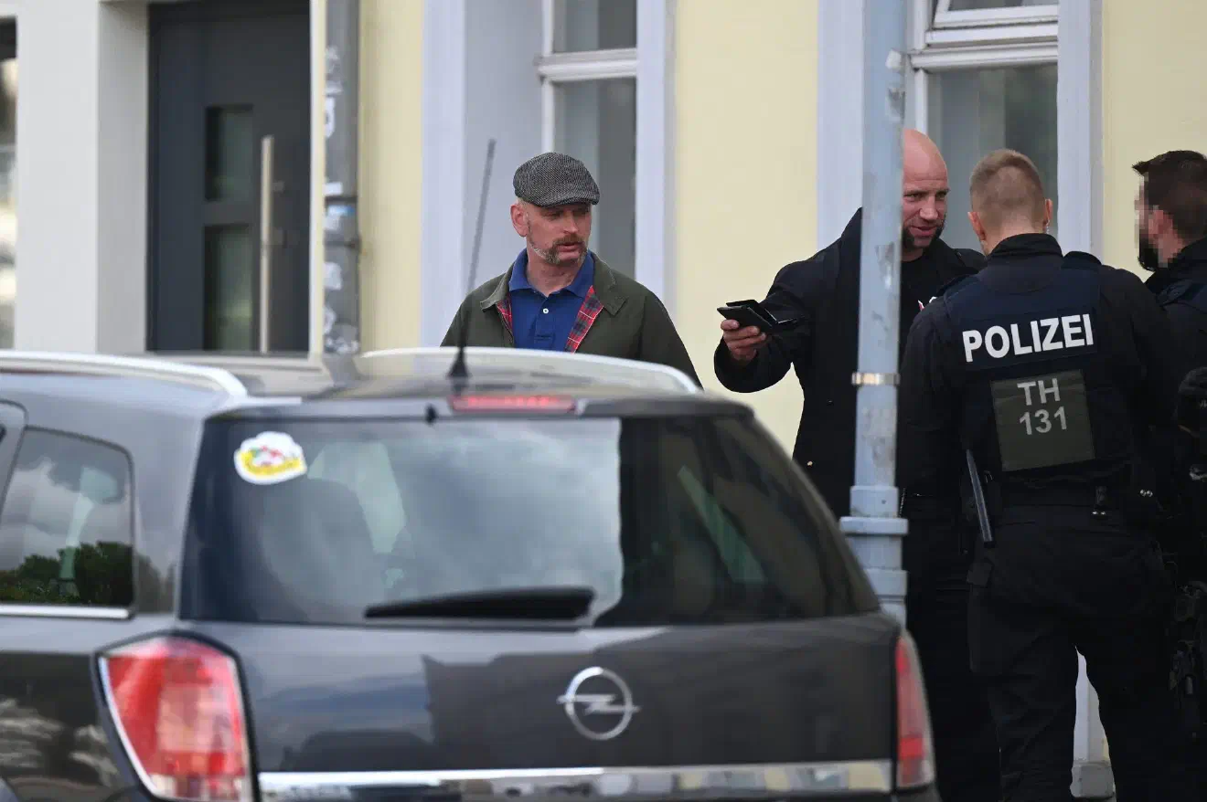 Anreisende Teilnehmende wurden von der Polizei durchsucht und ihre Personalien wurden festgestellt. So auch bei Thomas Sattelberg und Sebastian Reiche. Sattelberg wurde als Rädelsführer der verbotenen "Skinheads Sächsische Schweiz" (SSS) geführt und gilt als Mitverantwortlicher des sogenannten "Haus Montag", einer neonazistischen Immobilie in Pirna, in dem sich auch NPD-Parteibüros befinden.