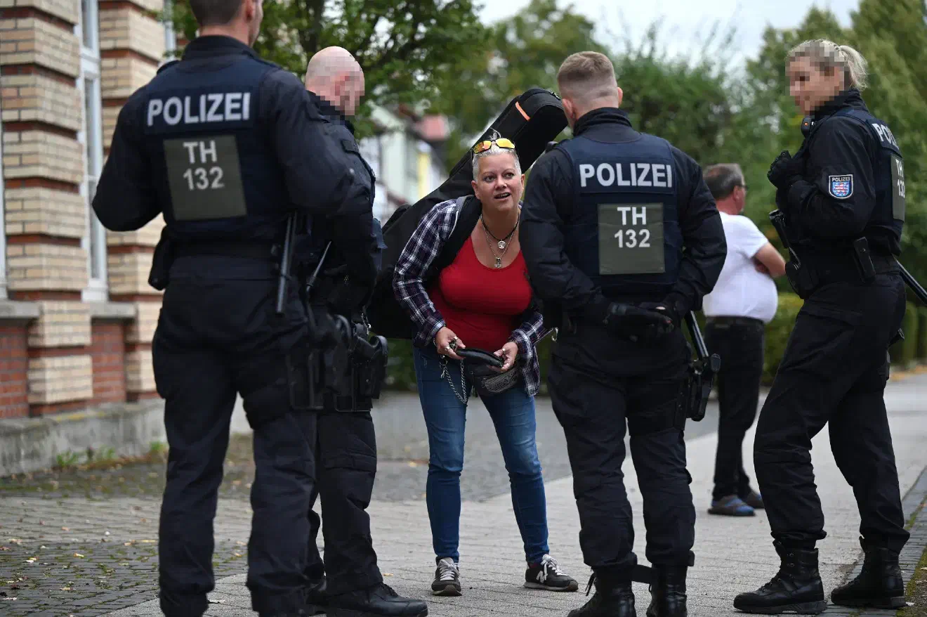 Zum Rahmenprogramm des Netzwerktreffens gehörte der Auftritt der Liedermacherin Karin Mundt, die vor allem unter dem Pseudonym "Wut aus Liebe" auftritt. Mundt hatte auch beim letzten NPD-Bundesparteitag einen Auftritt und wird den Strukturen der NPD in Schleswig-Holstein zugerechnet. 