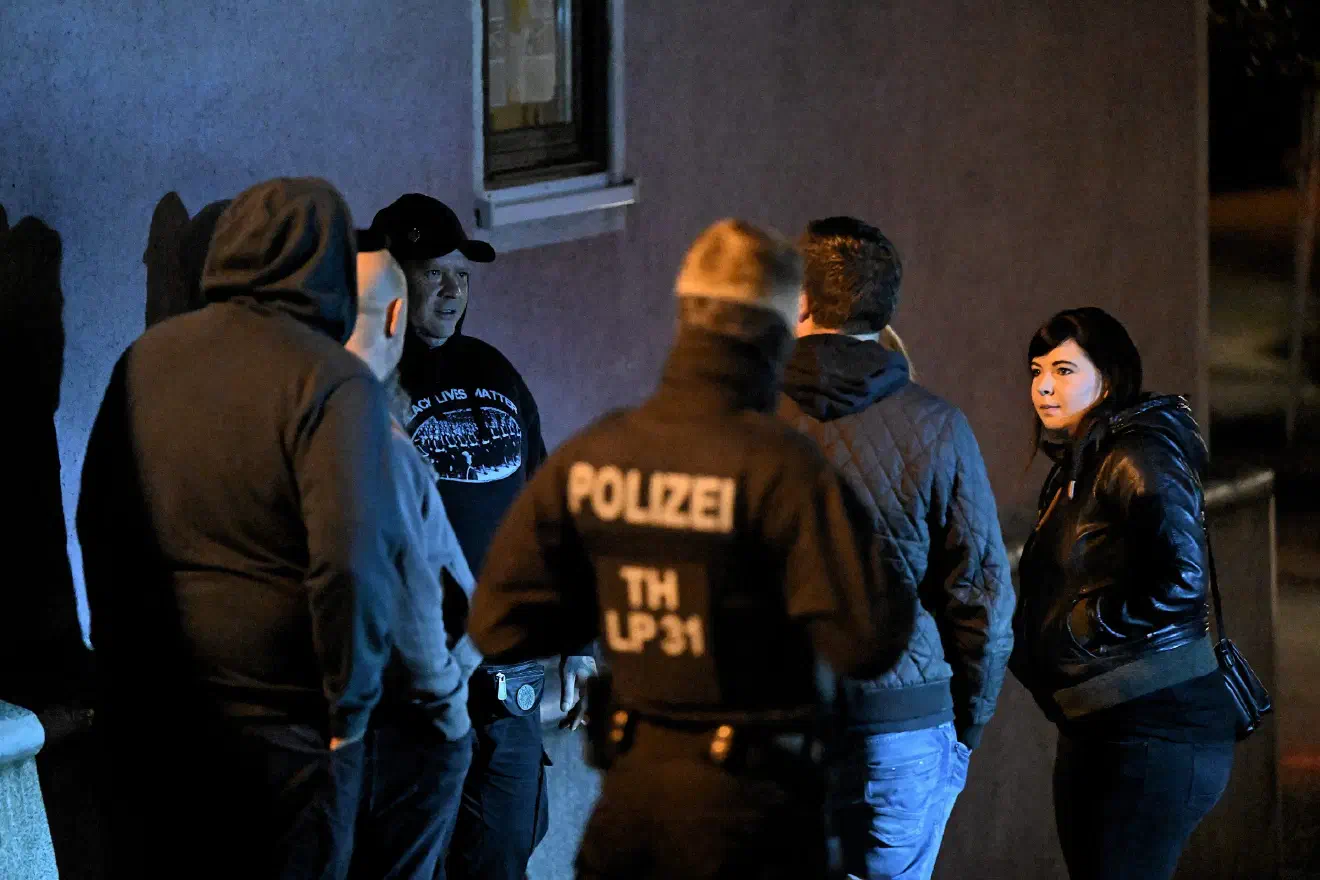 Die polizeilichen Massnahmen richteten sich allerdings nicht gegen das Konzert selbst - gegen 20:00 Uhr begann das Rechtsrockkonzert. 