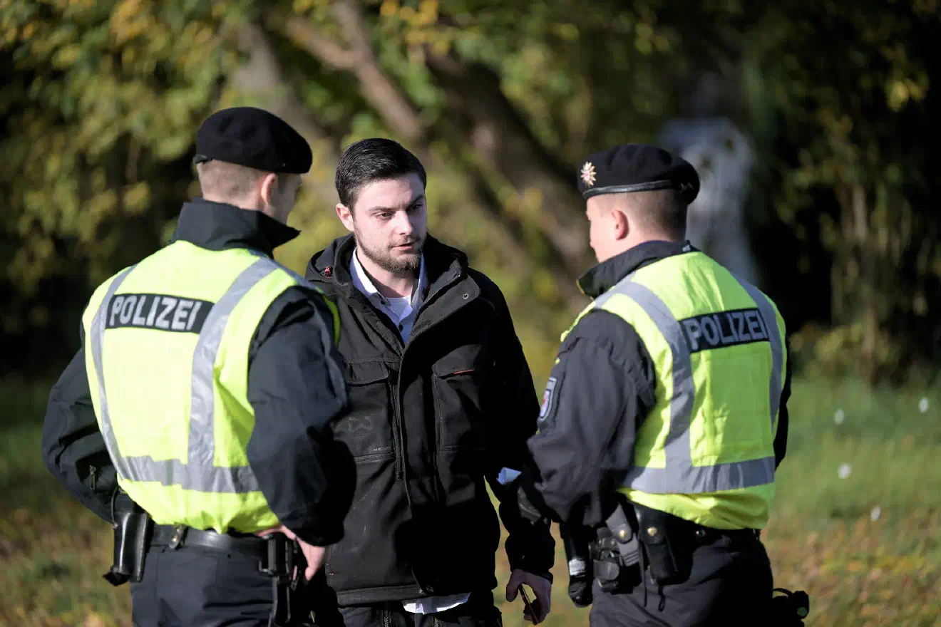 Zu diesem Zweck meldete der NPD/JN Funktionär Nico Koal (Bildmitte) - seines Zeichens "Gebietsleiter Mitte" der NPD-Jugendorganisation eine Demonstration mit 50 Teilnehmenden in Spremberg an - eine Anzahl die am Ende jedoch nicht erreicht wurde.