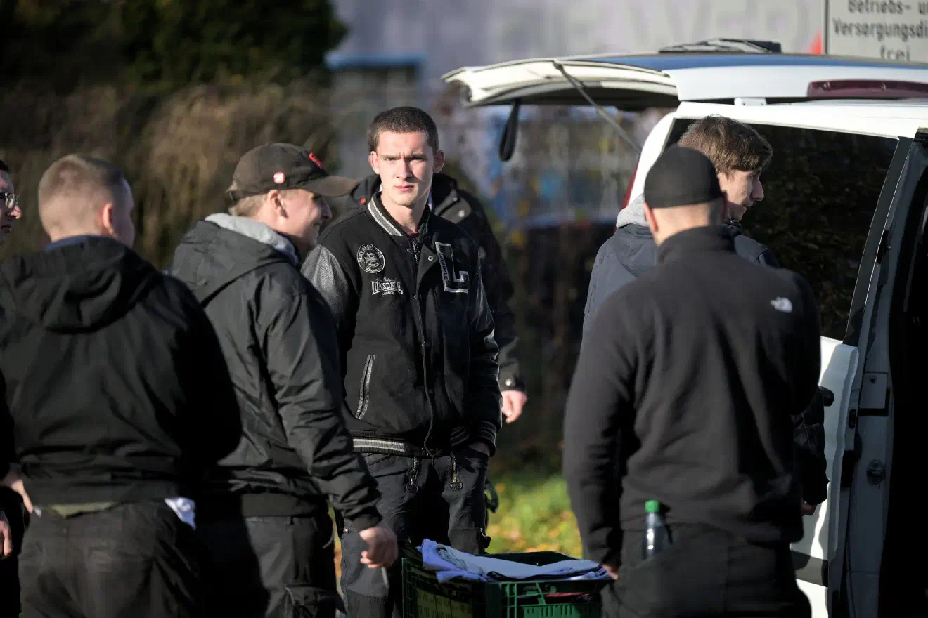 Neben der NPD und ihrer Jugendorganisation hatte auch die Neonazigruppierung "Nationalisten Niederlausitz" (NN) zu der Veranstaltung aufgerufen. Die NN ist personell weitestgehend deckungsgleich mit den NPD/JN Strukturen in der Region. 